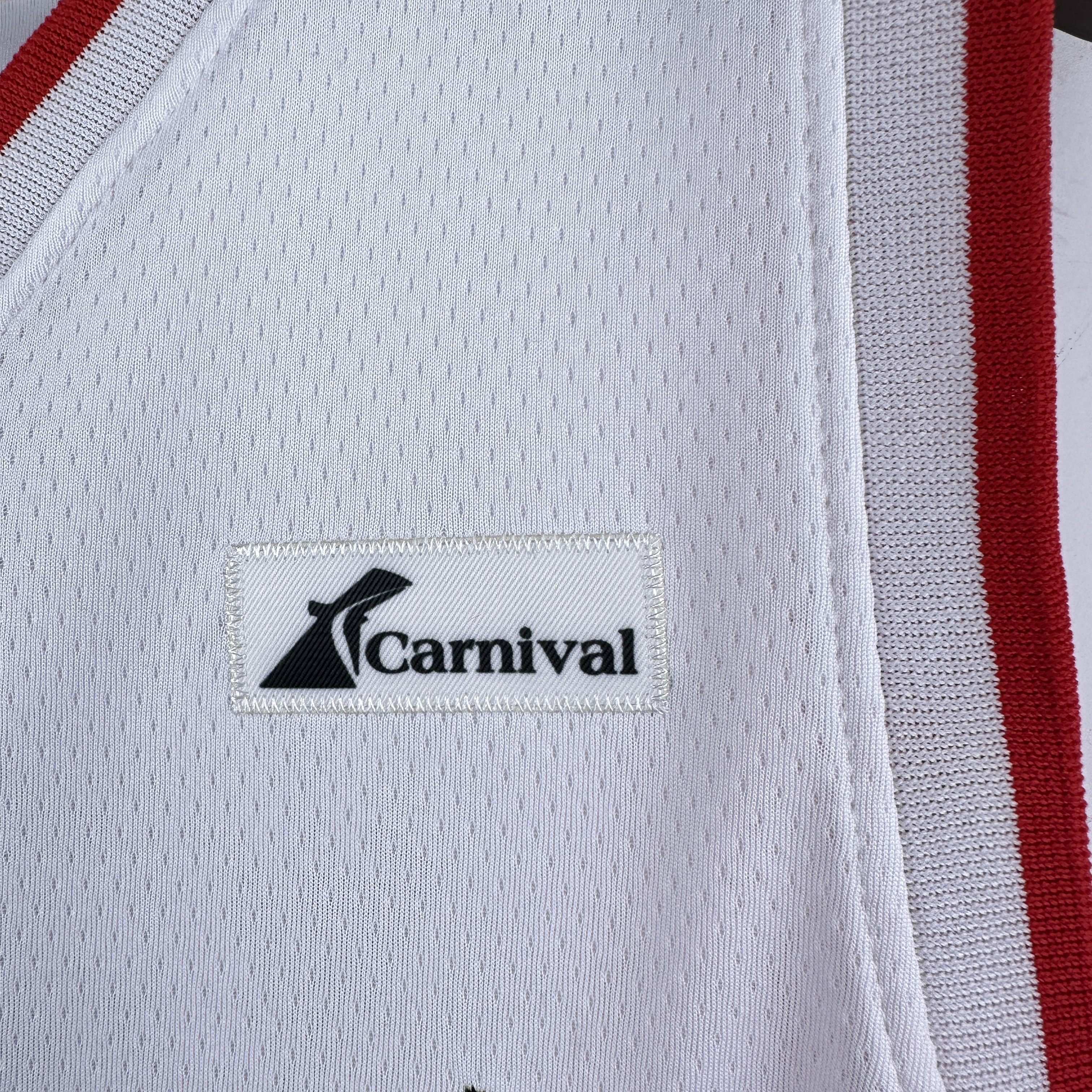 Embroidered Heat V-neck white No. 22 Butler