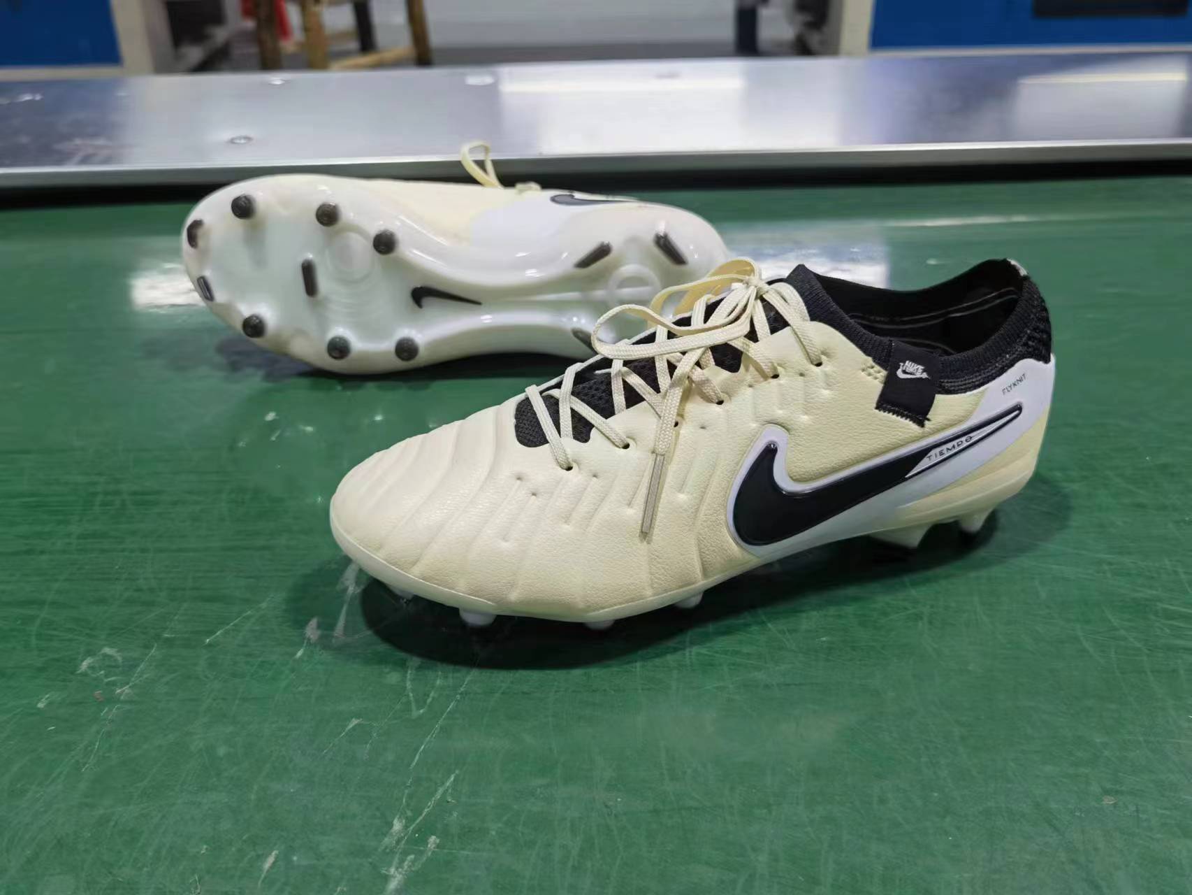 Tiempo Legend 10 Soccer Cleats -Descrip Football Shoes