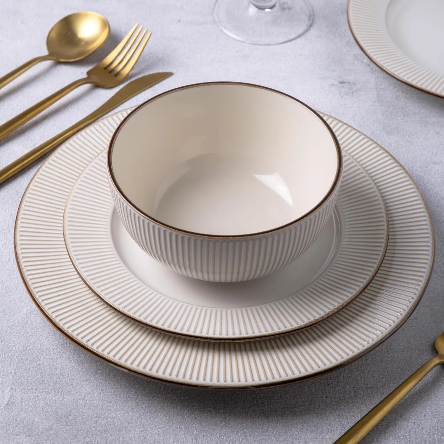18-Piece Embossed Ceramic Dinnerware Set Dishwasher Microwave Safe Stackable Modern Gift for Wedding Housewarming