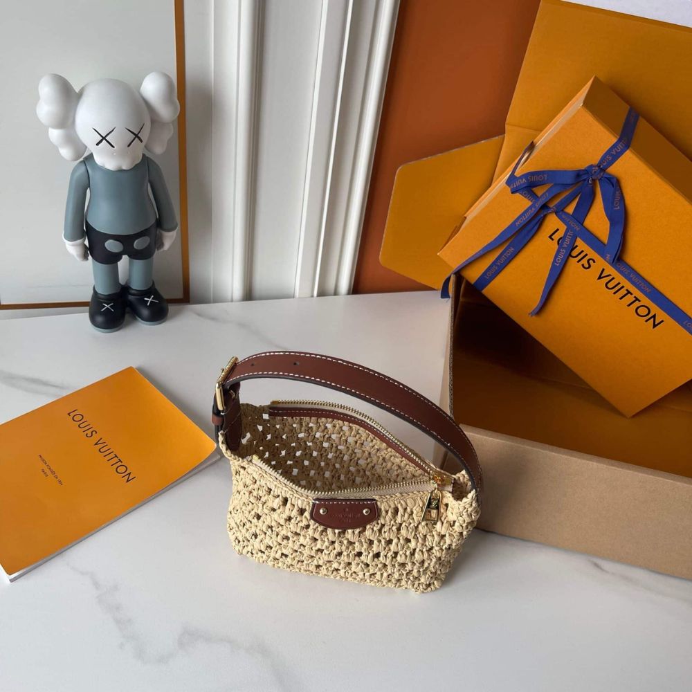 Louis Vuitton Hills Pochette Raffia Natural Tan 7.1 Inches M14304