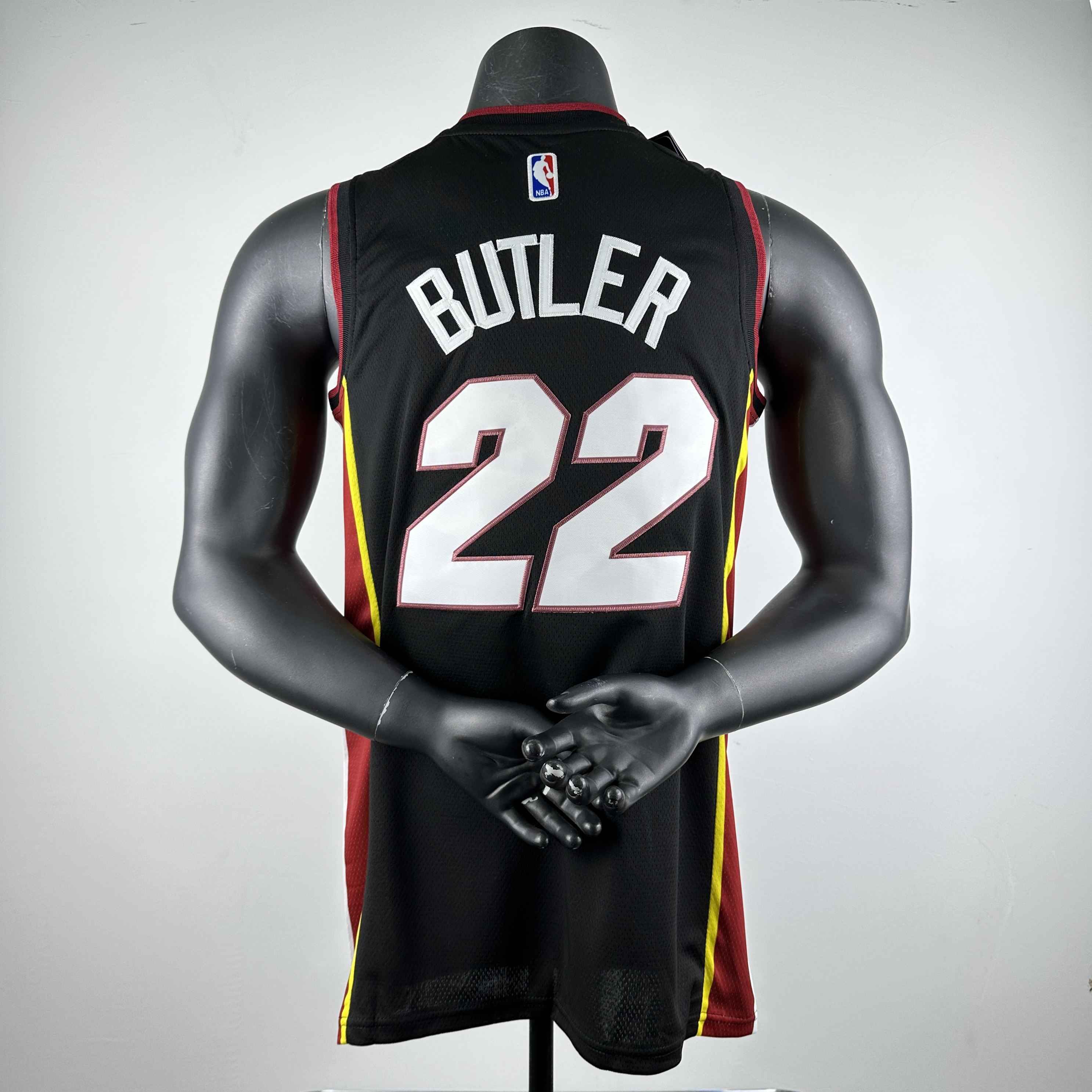 Embroidered Heat V-neck black No. 22 Butler