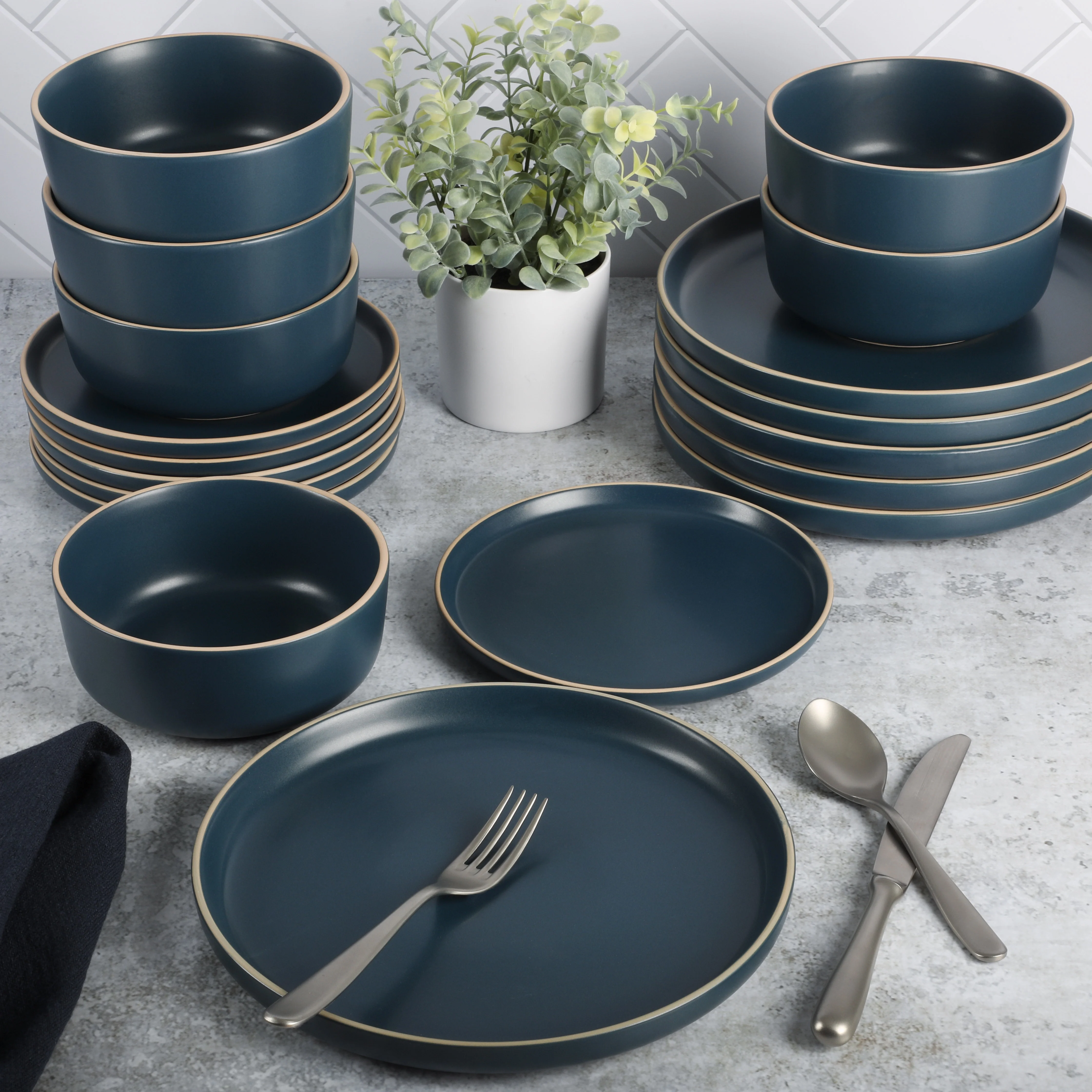 Gibson Home Zuma 18 Piece Dinnerware Set - Black