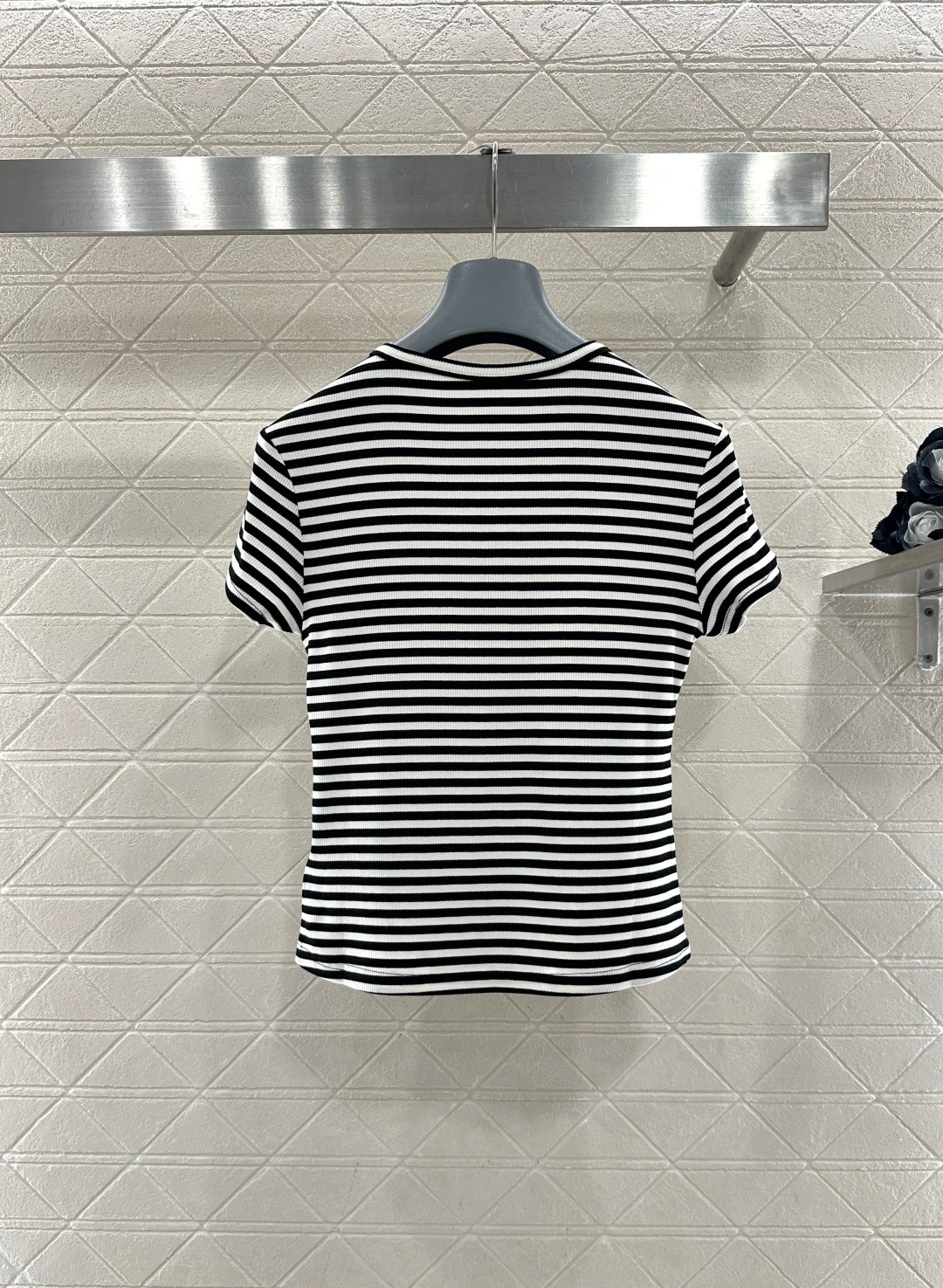 26NEW Short-sleeved T-shirt with Beaded Camellia Stripes on the Shoulders