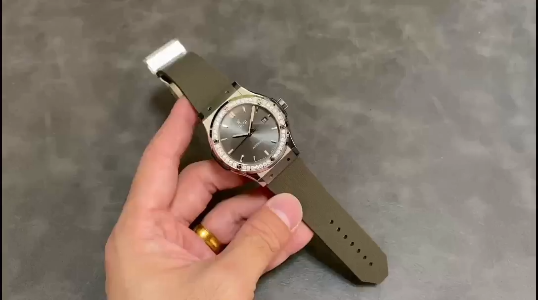 【Super Clone】Hublot Classic Fusion Grey Dial 42mm Mens Replica Watch