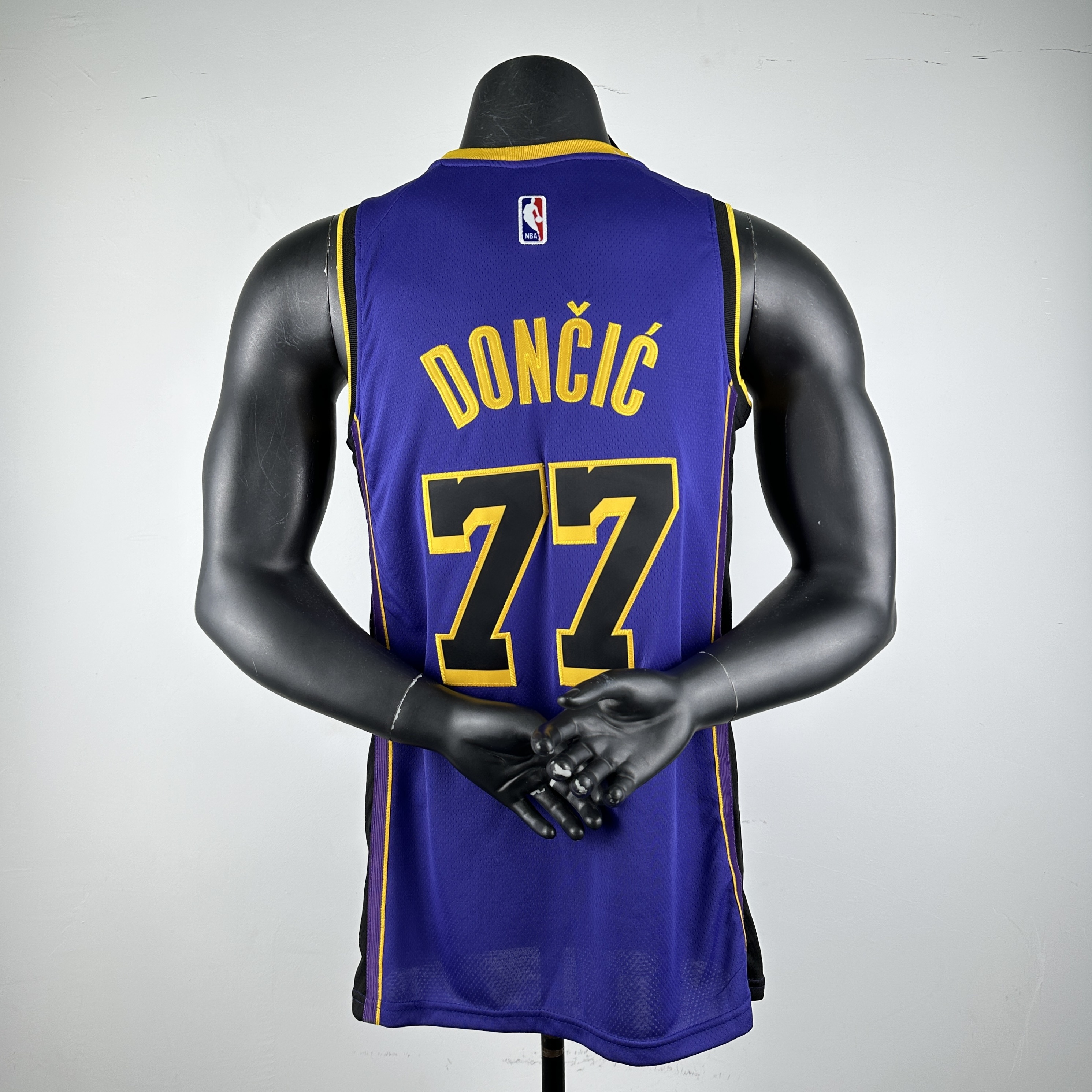 Embroidered 23rd season Lakers flying model No. 77 Dončić