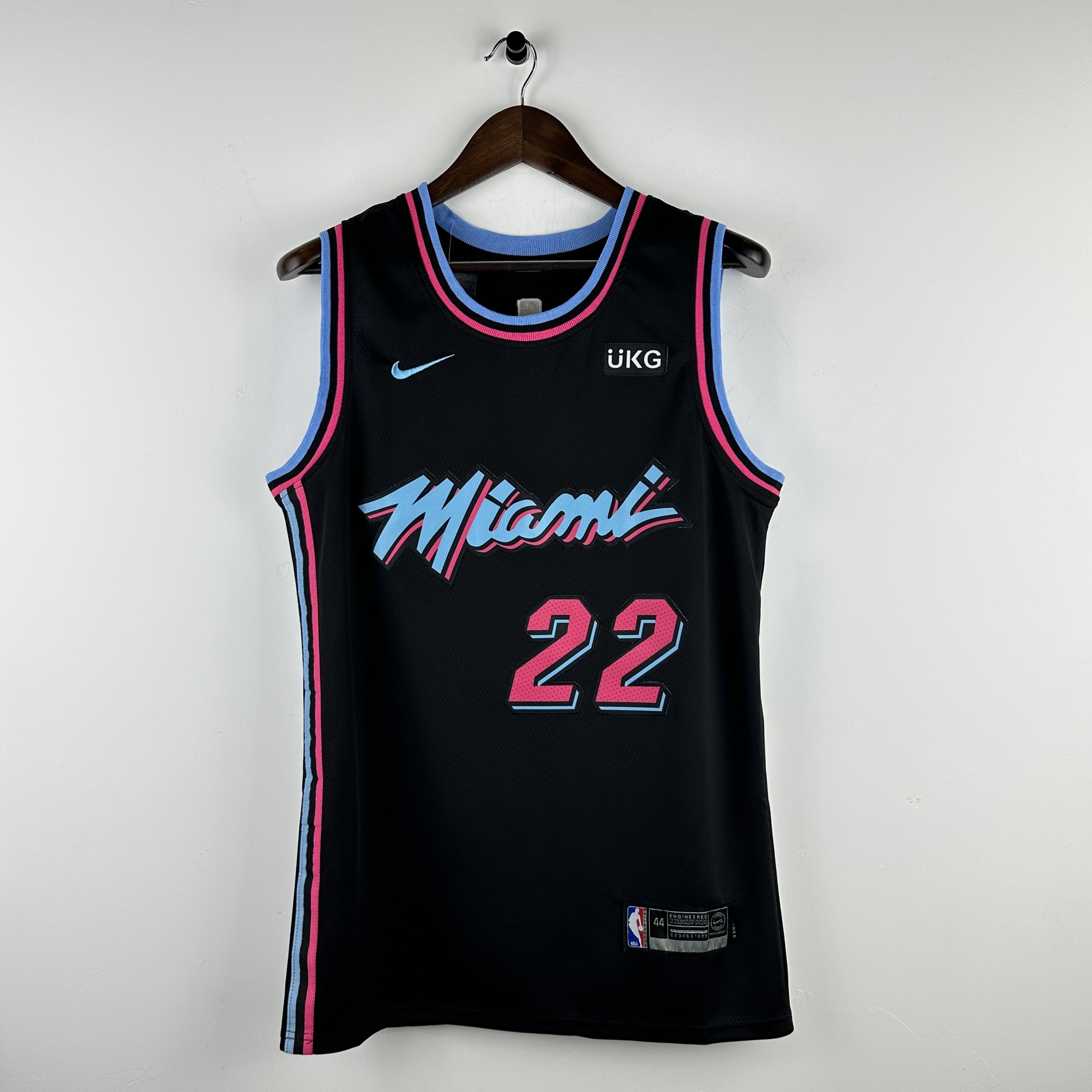 Embroidered Heat Crew Neck Black No. 22 Butler