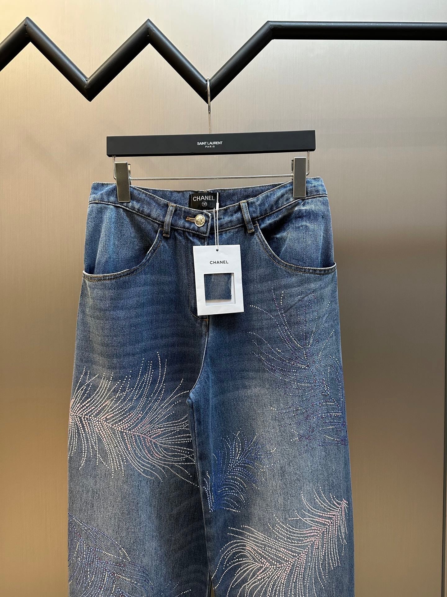 Heavy-duty feather hot-drilled jeans