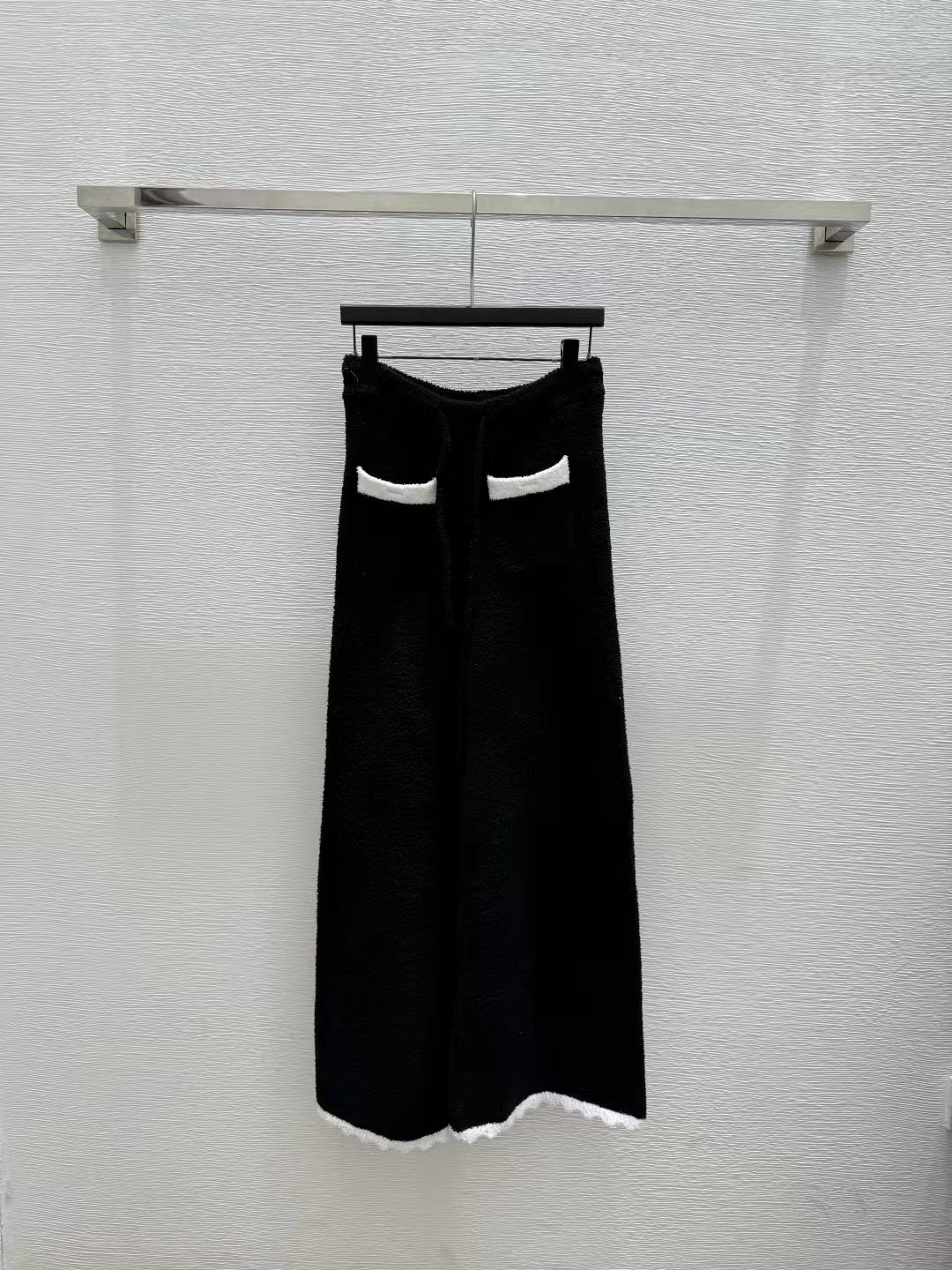 Color-blocked minimalist knit trousers
