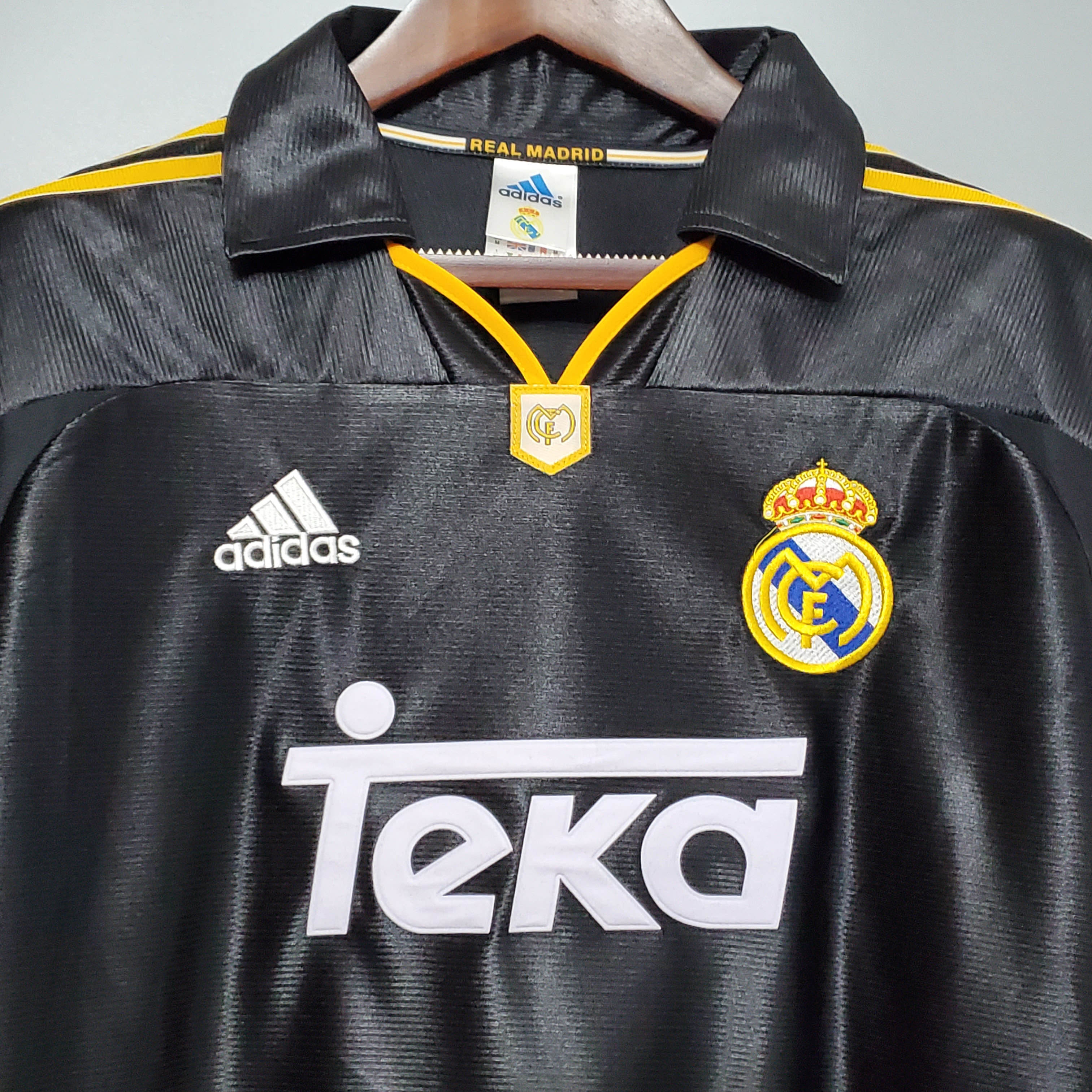 1999/01 Real Madrid Away Retro Jersey - Fans Edition