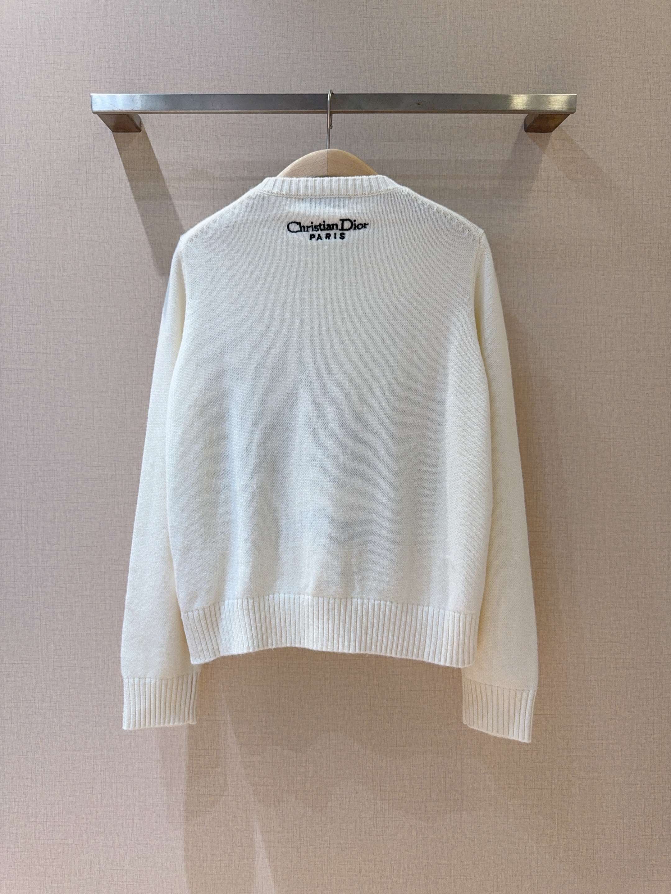 Crew neck sweater with exquisite embroidery