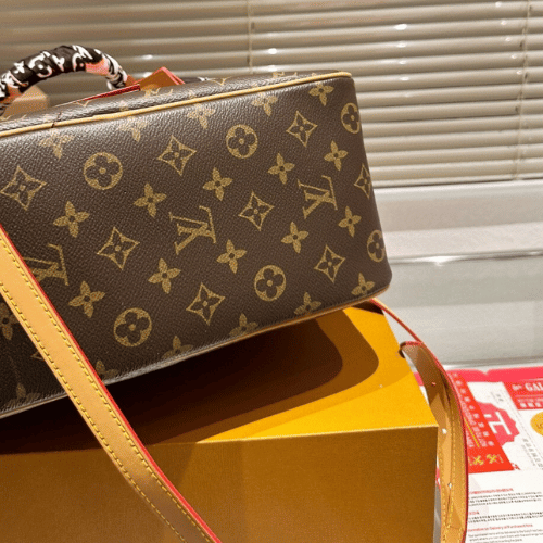 Louis Vuitton Deauville MM Monogram Brown 13.8 Inches