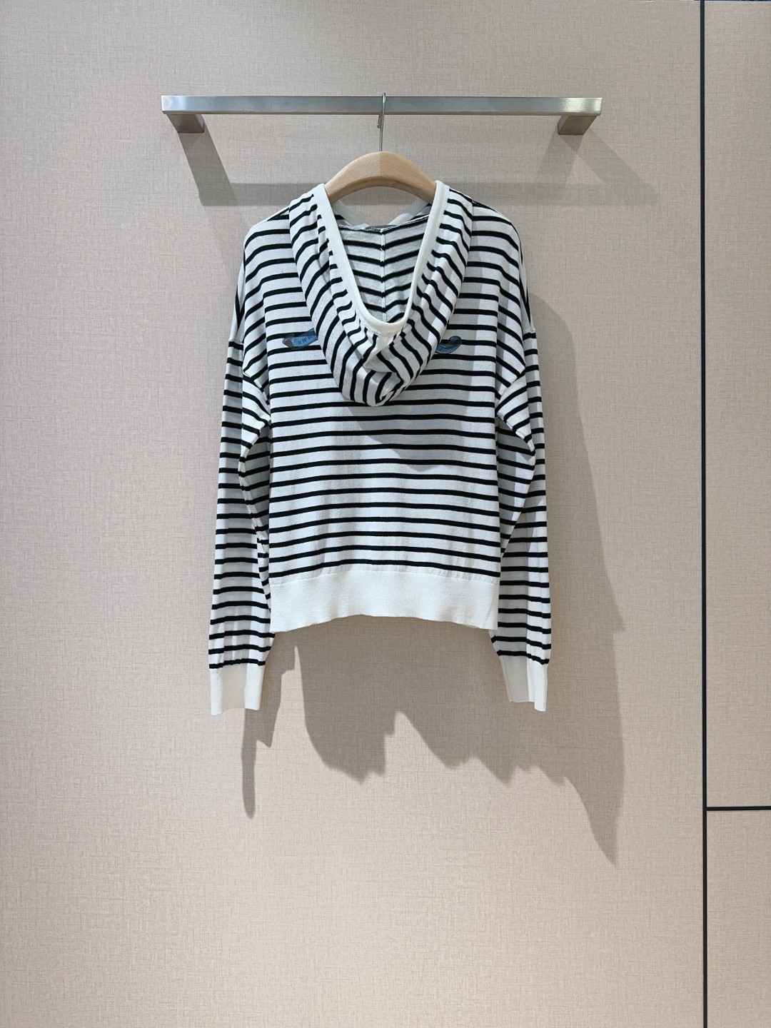 New striped long-sleeved shirts are now available, featuring a round neck and striped design.