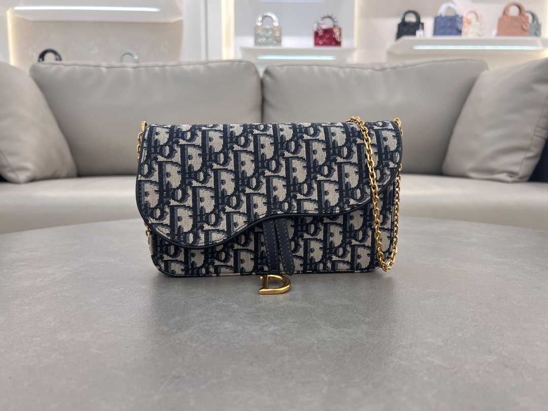 Saddle chain handbag