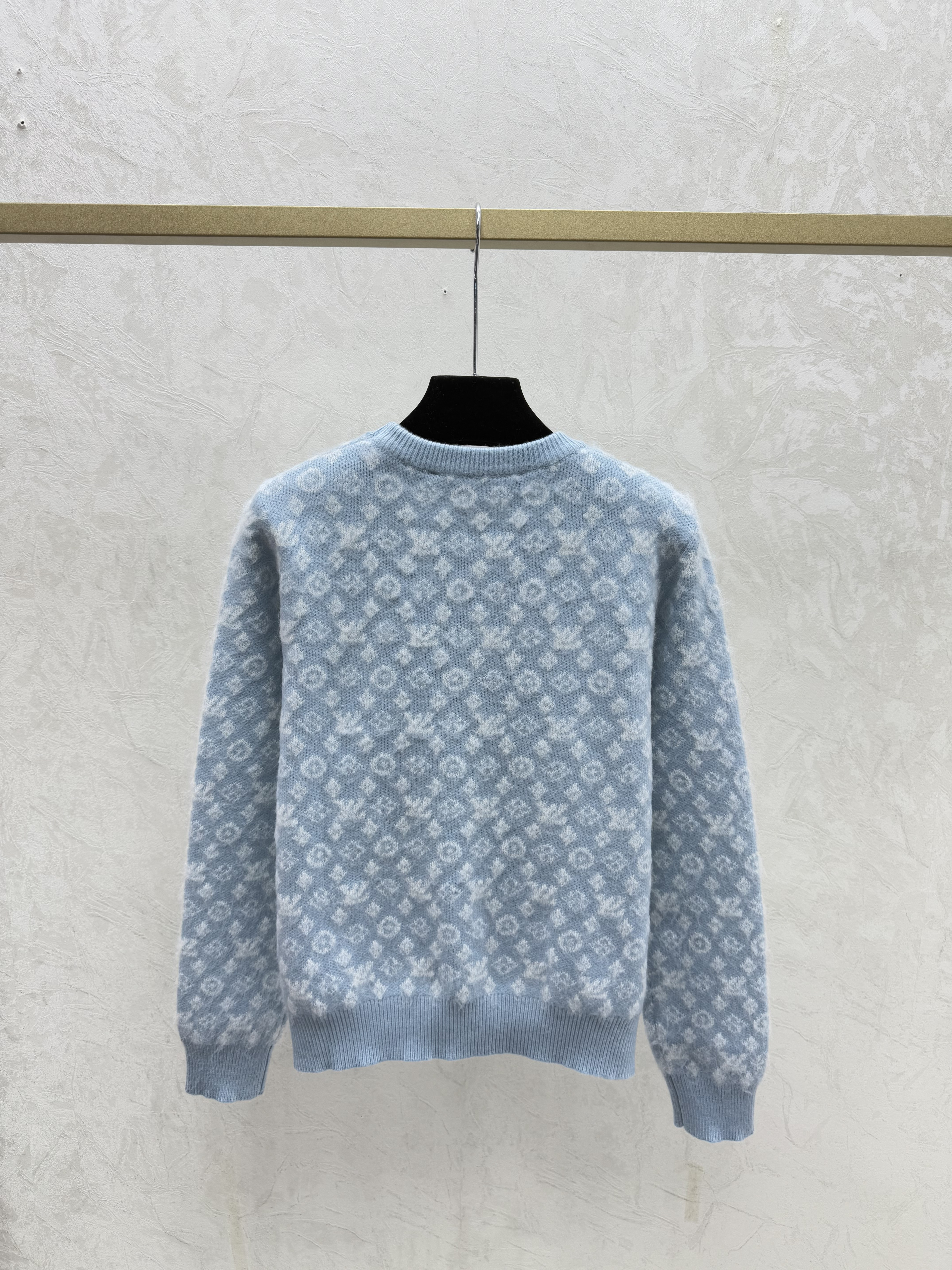 Color-blocked monogram letter crew neck knit long sleeve