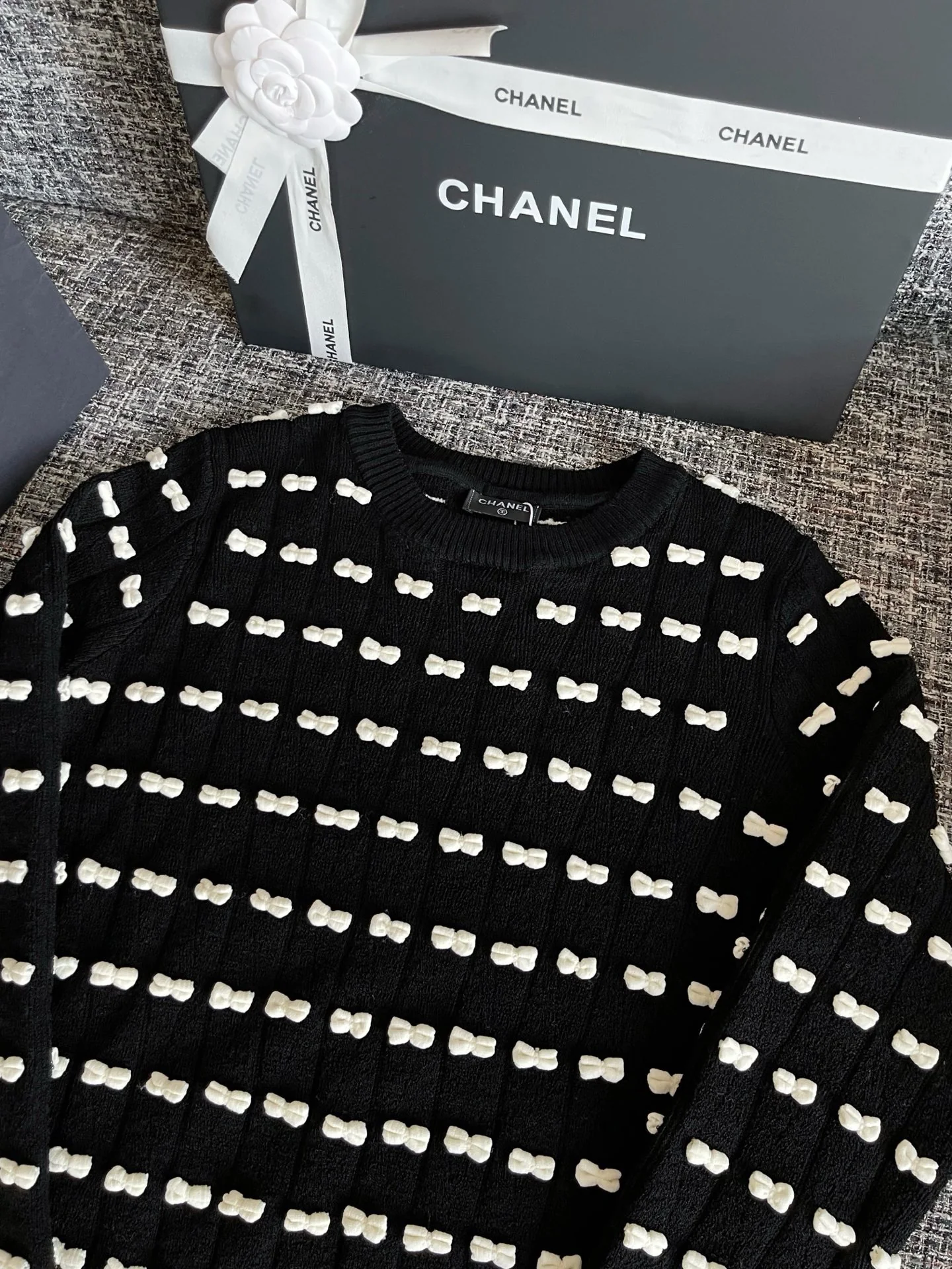 Black and white bow top