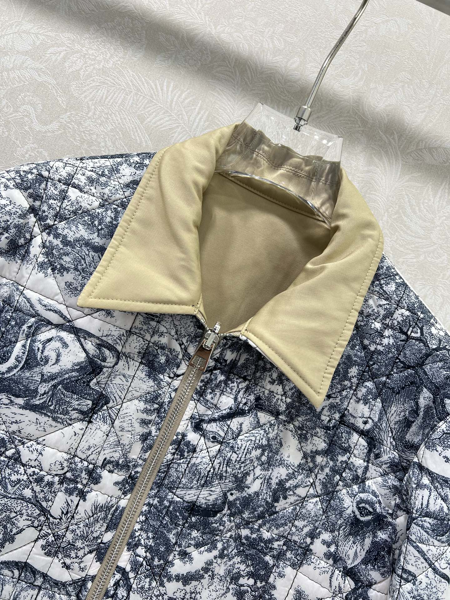 Reversible collared jacket with quilted stitching, cotton coat