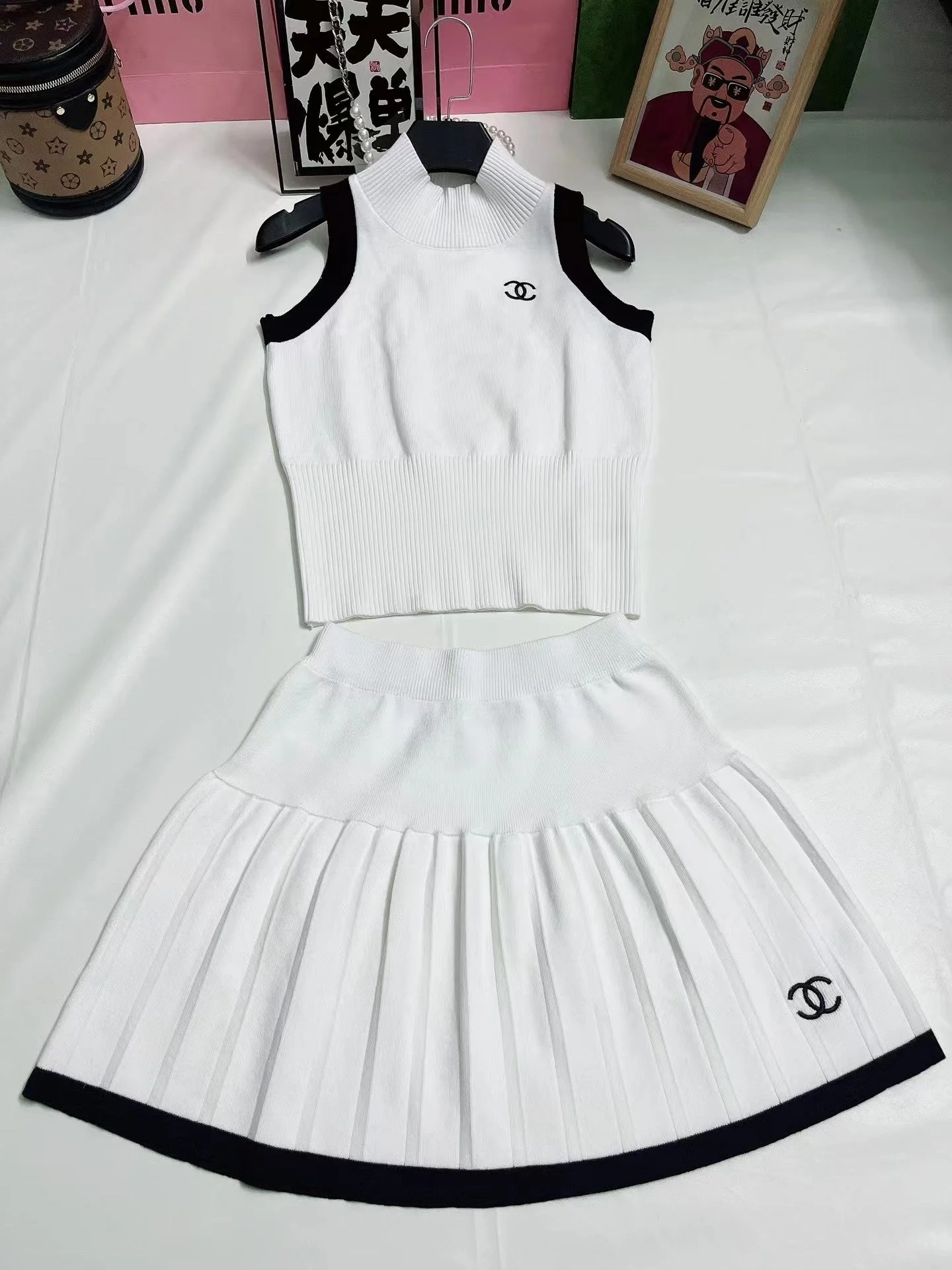 New knitted mid-neck contrasting shoulder-less vest and short skirt suit