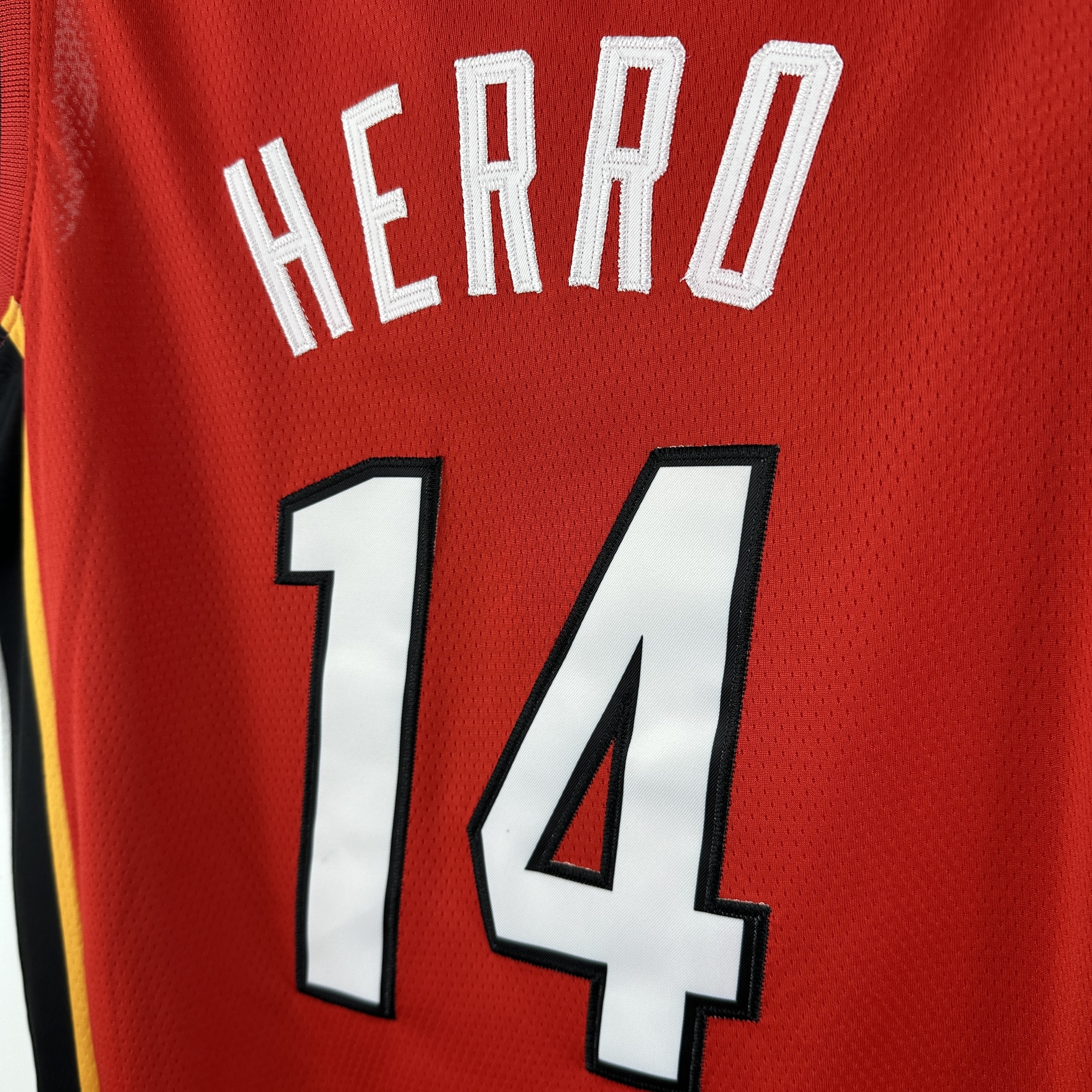 Embroidered Heat V-neck red No. 14 Herro