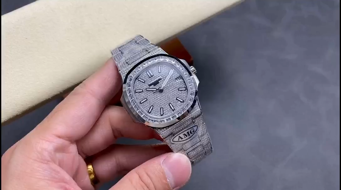 【Super Clone】Patek Philippe Nautilus Diamond 5711 40mm & 35mm Replica Watch