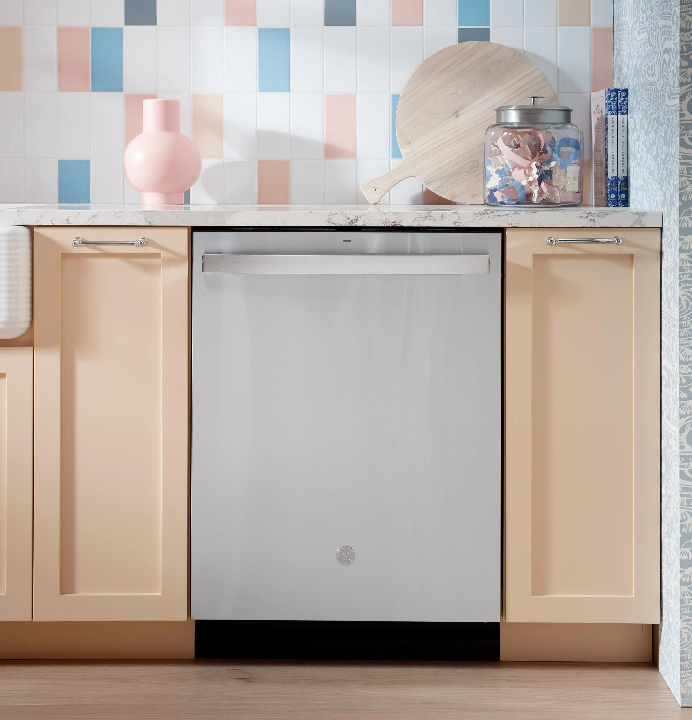 GE Fingerprint Resistant Top Control with Stainless Steel Interior Dishwasher with Sanitize Cycle GDT650SMVES