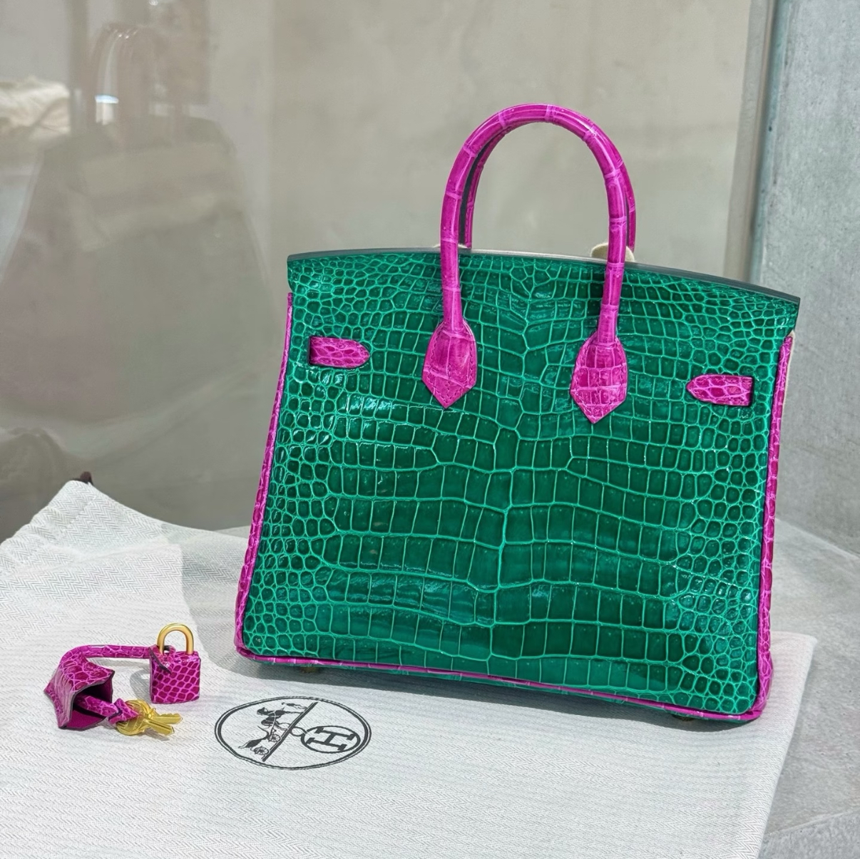 Hermès 25-35 inverted V shiny crocodile leather emerald green