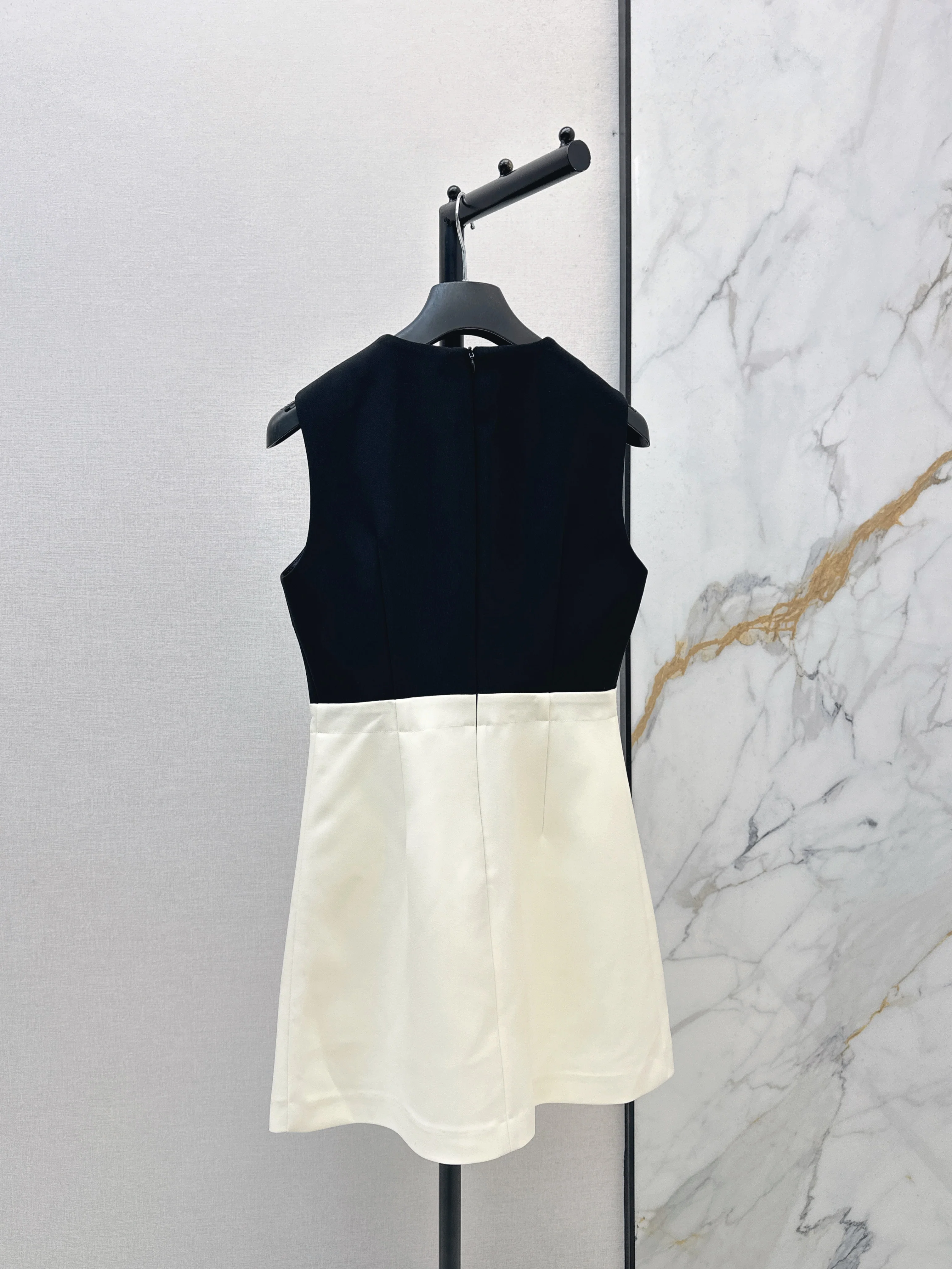 26SS Black & White Color-block Sleeveless Dress