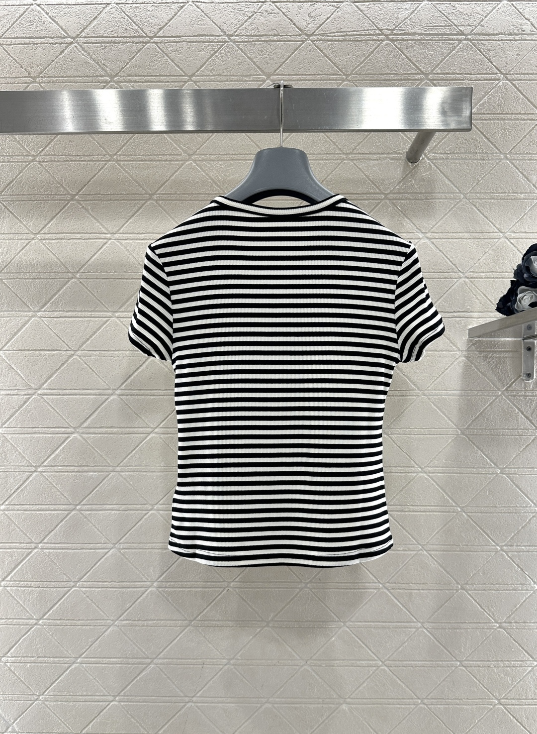 Short-sleeved top with beaded camellia stripes on the shoulders.