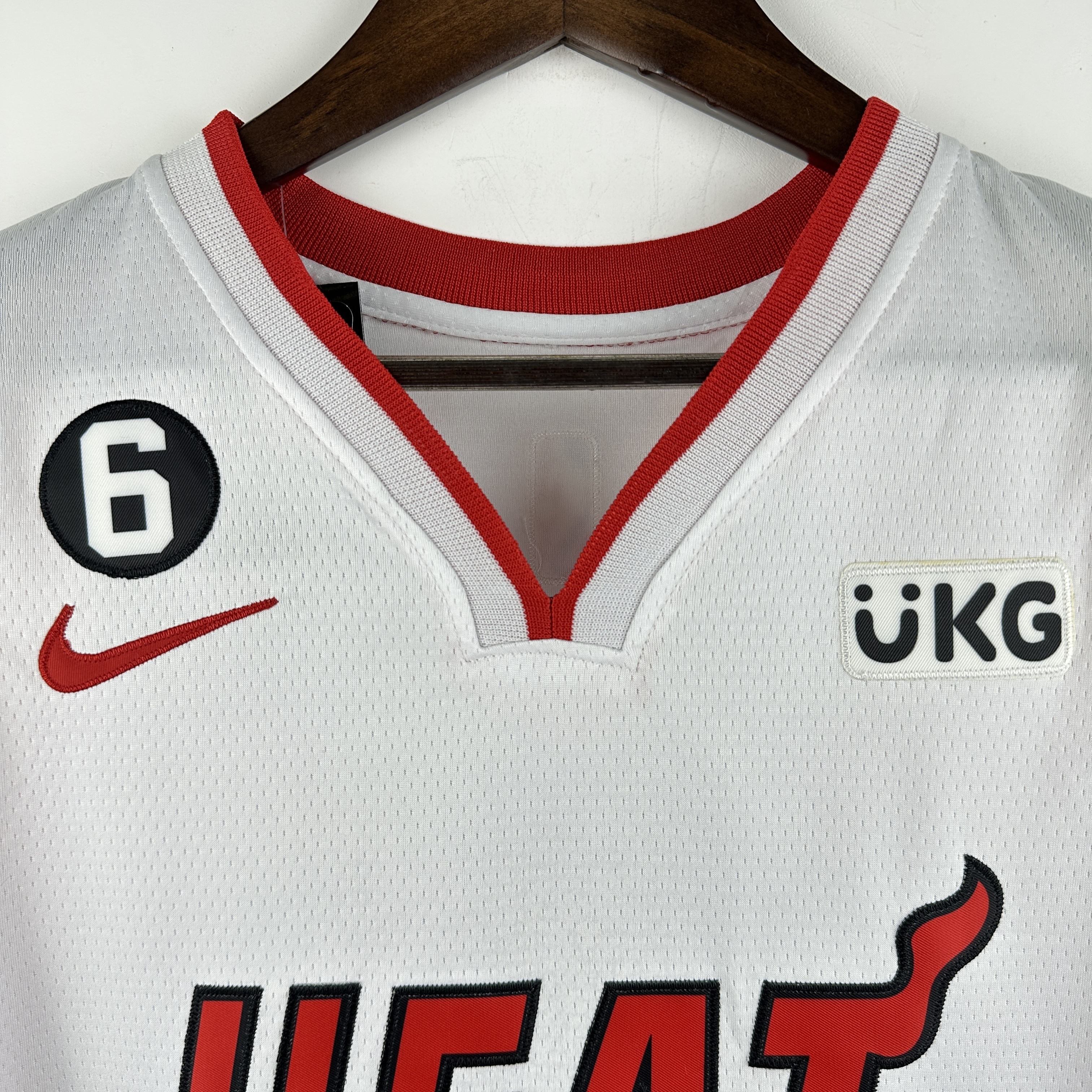 Embroidered Heat V-neck White No. 13 Adebayo