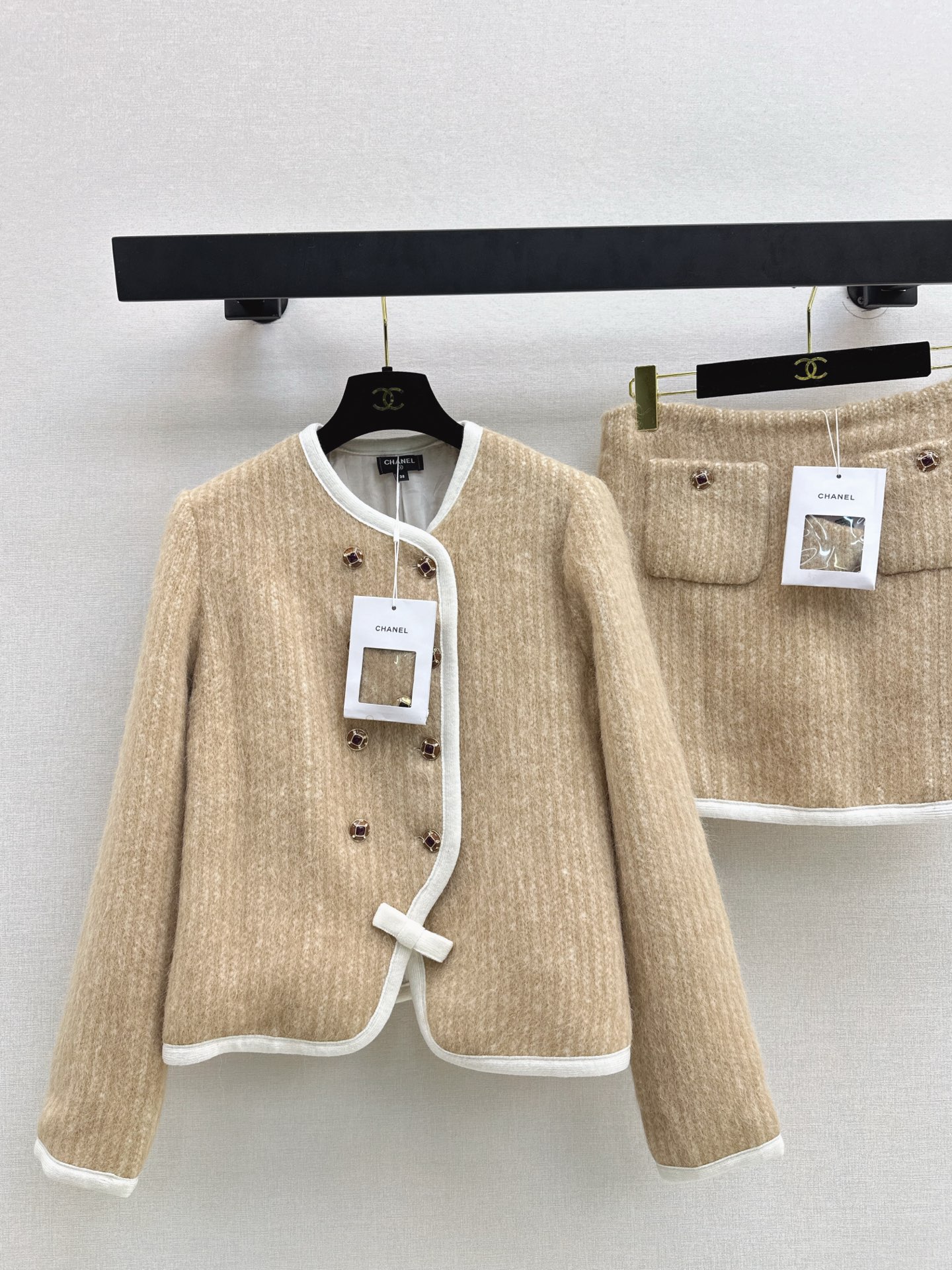 Wool coat + double pocket skirt