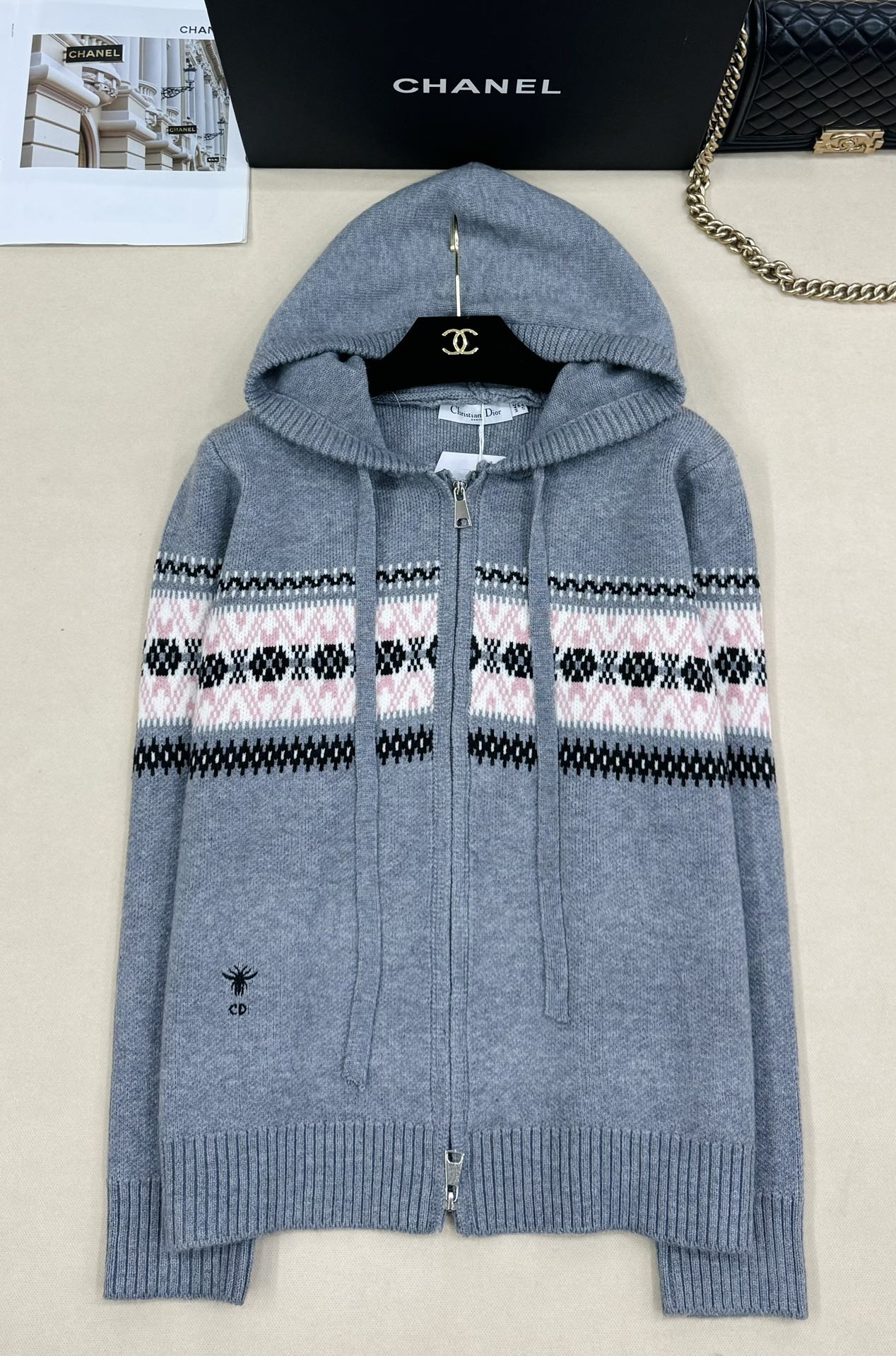 Knitted hooded cardigan with long sleeves