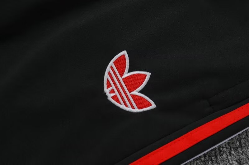 2024/25 Manchester United Half Zip Training Kit..