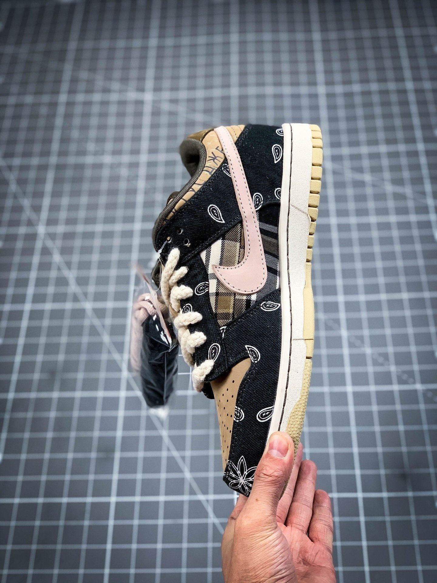 SB Dunk Low Travis Scott