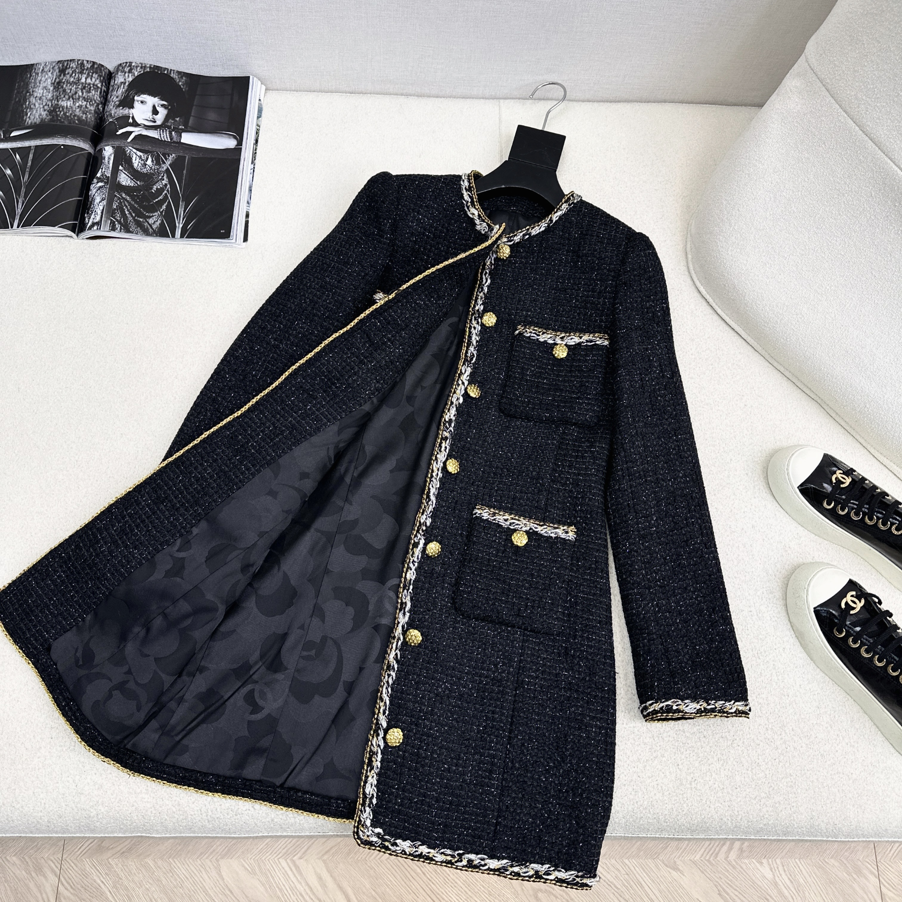 Latest Autumn/Winter Round Neck Four-Pocket Woven Coat 🖤 A chic and sophisticated look with a touch of retro French elegance. The mid-length H-line cut is flattering and stylish. Made with custom-textured tweed yarn and custom-molded hardware button