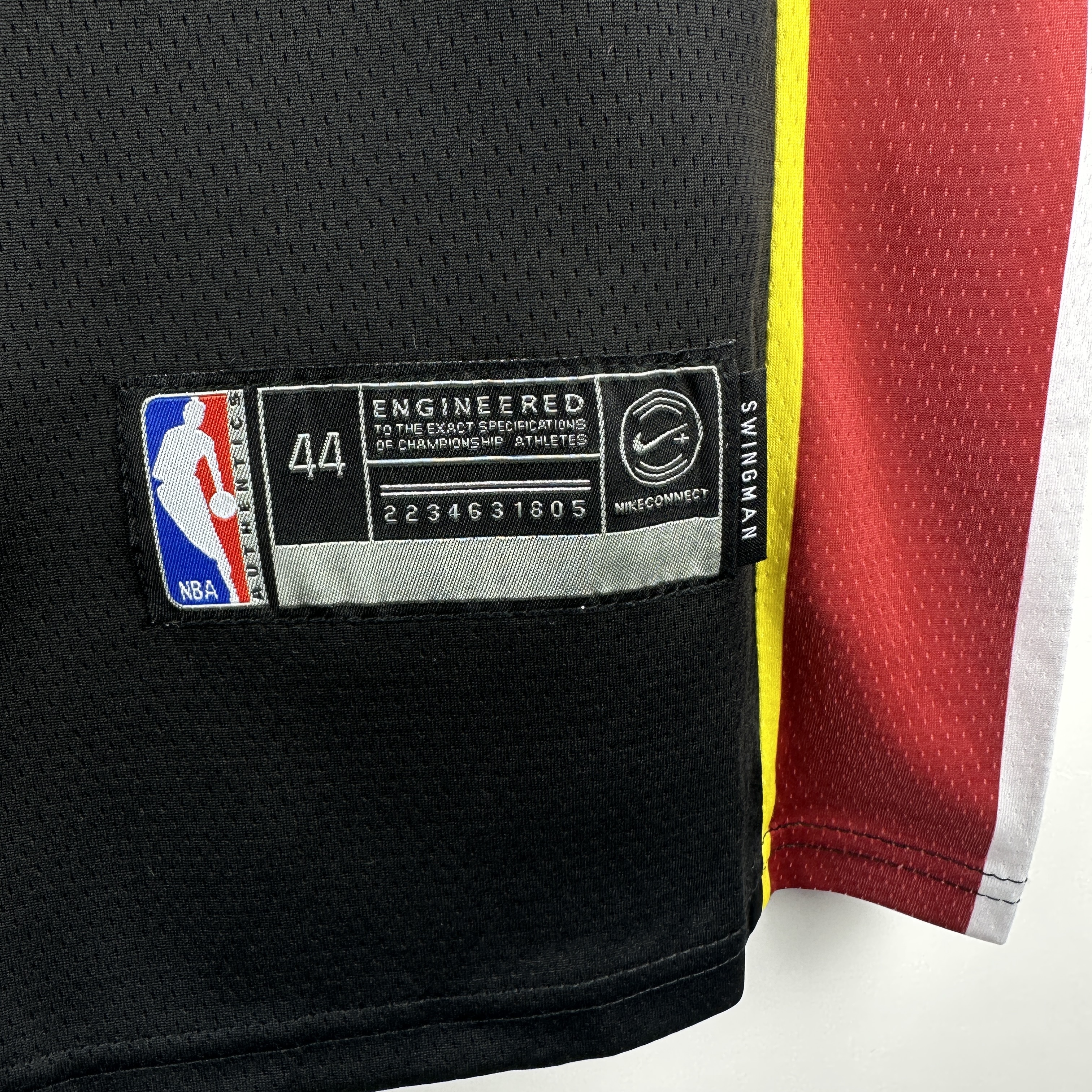 Embroidered Heat V-neck black No. 22 Butler