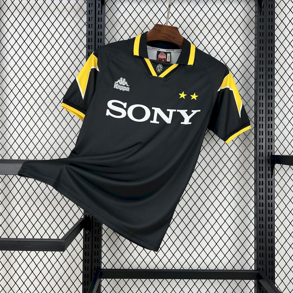 Retro Juventus 1996-97 Third Jersey