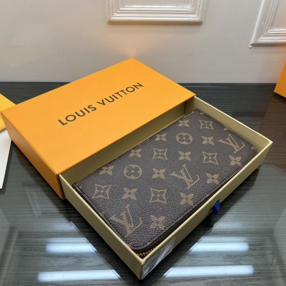 Louis Vuitton Zippy Wallet Monogram Polar Bear Animation 7.5 Inches M62086
