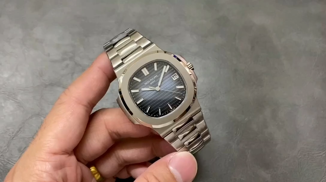 【Super Clone】Replica Patek Philippe Nautilus 5711 1A Black Dial 40mm Mens Watch