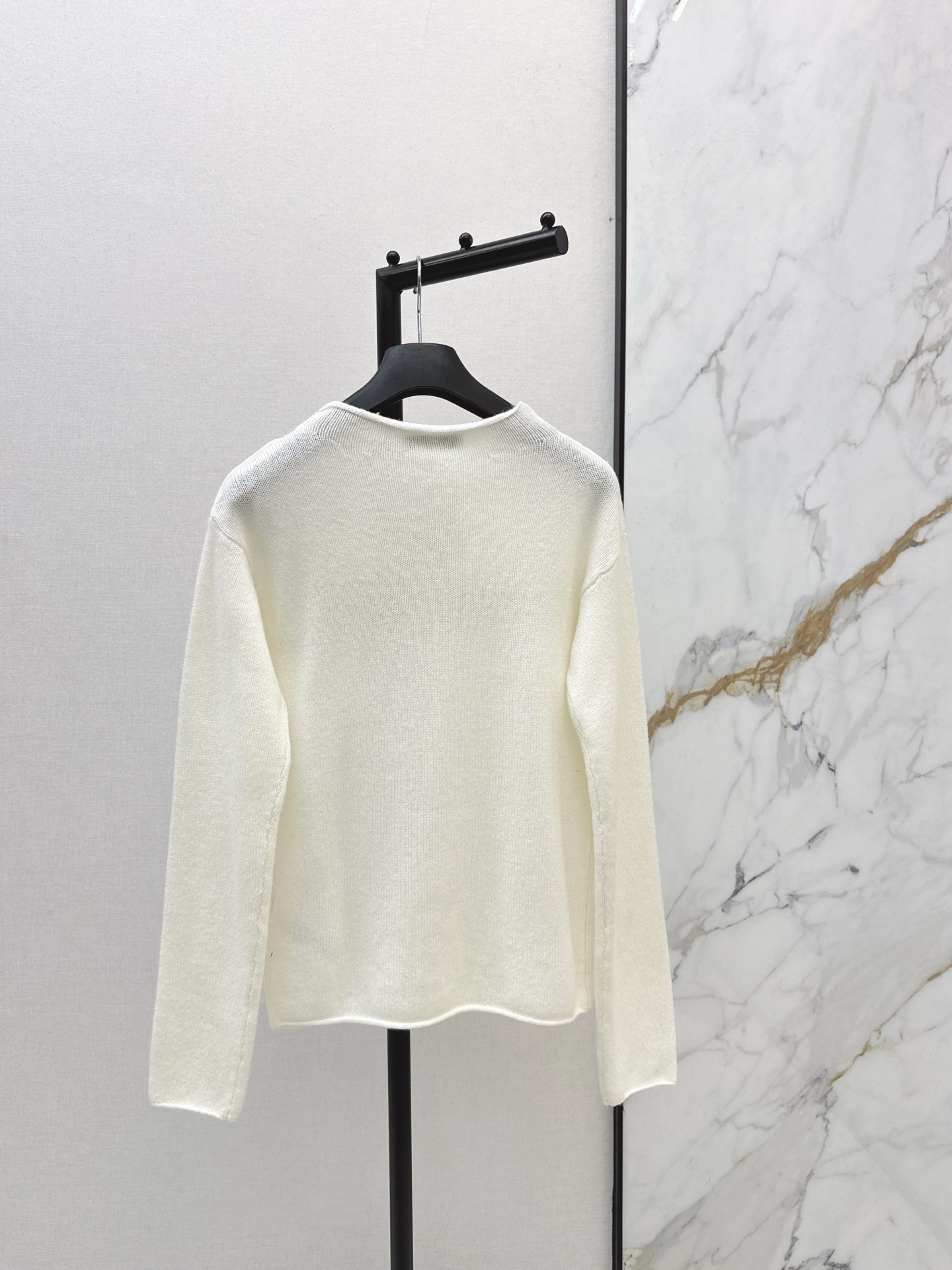 Cashmere sweater with bee embroidery and shoulder buckle design
