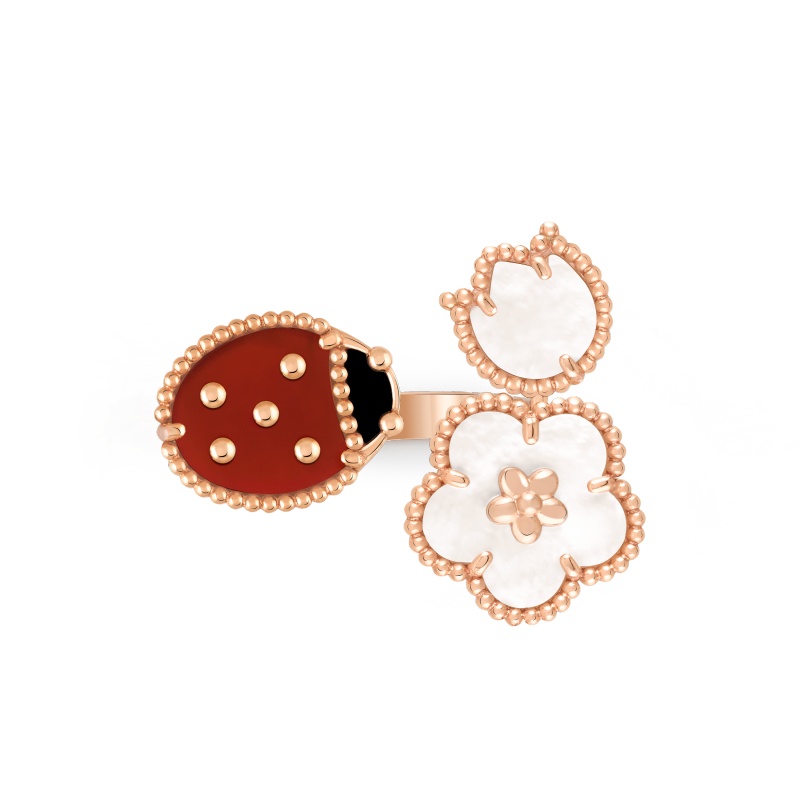 Lucky Spring Between the Finger ring