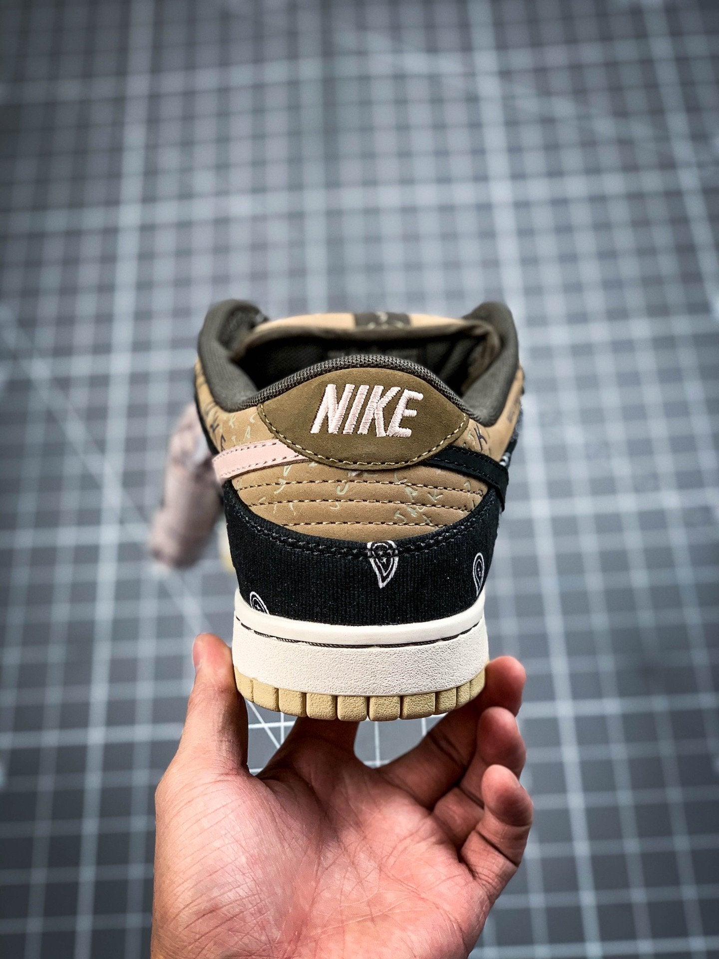 SB Dunk Low Travis Scott