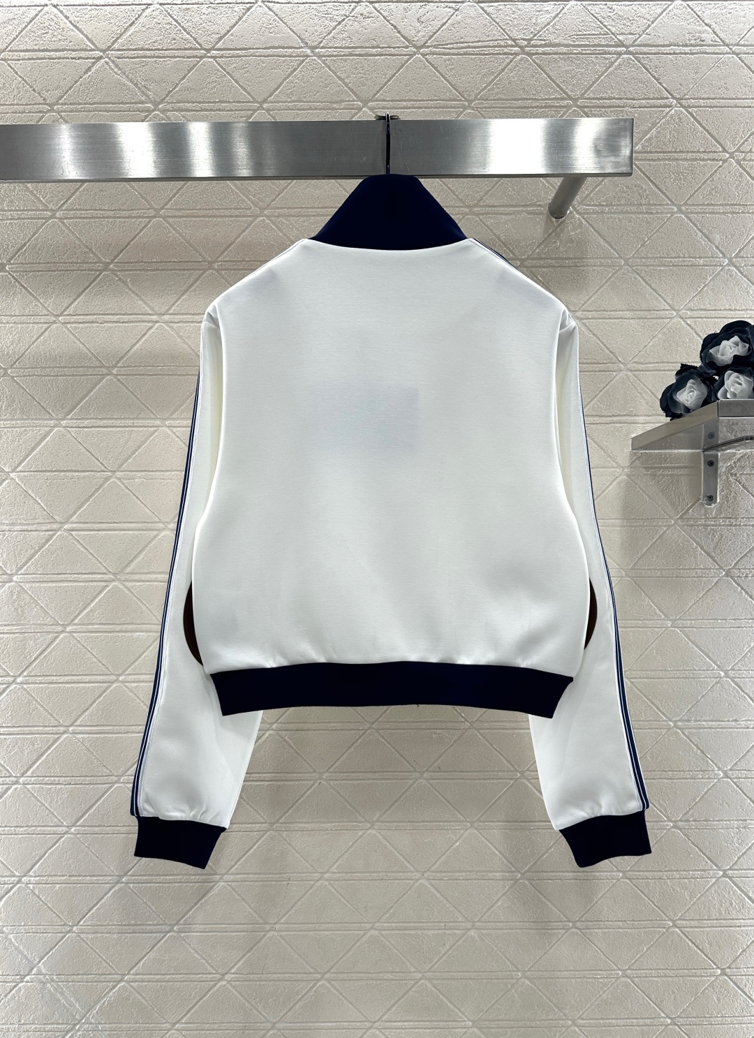 Color-blocked sporty zip-up jacket