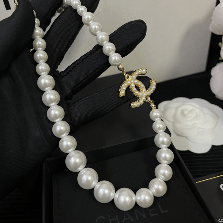 Chanel Pearl Choker Necklace With Cc Logo Pendant Gold-Tone