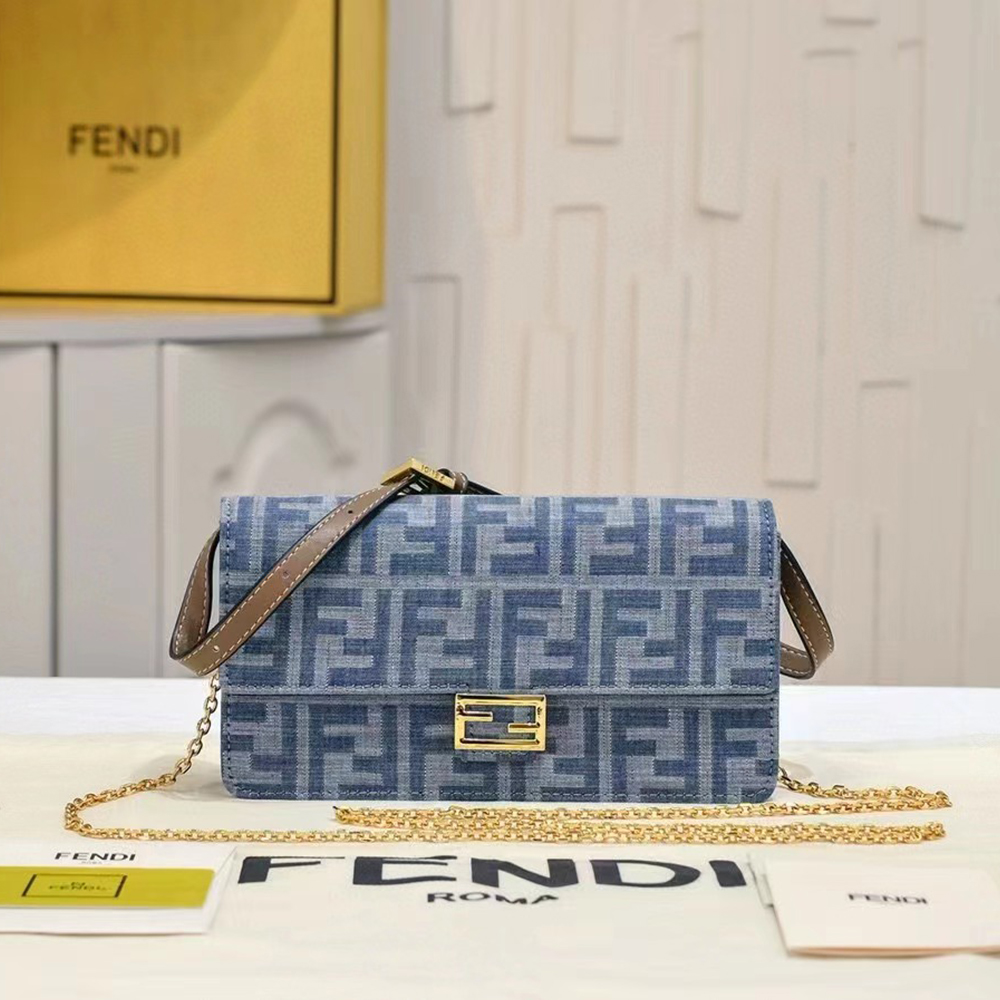 Fendi Baguette Wallet On Chain bag