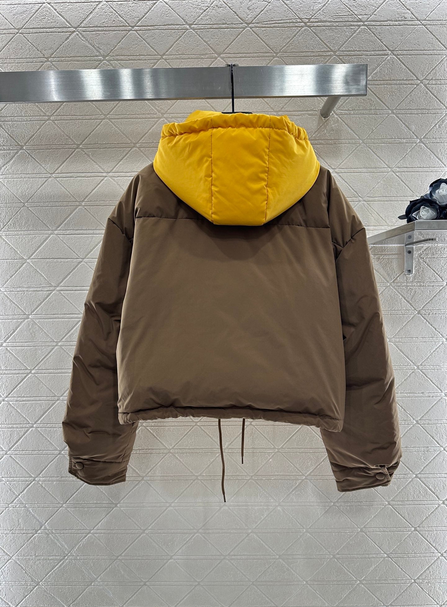 Contrast color hooded down jacket