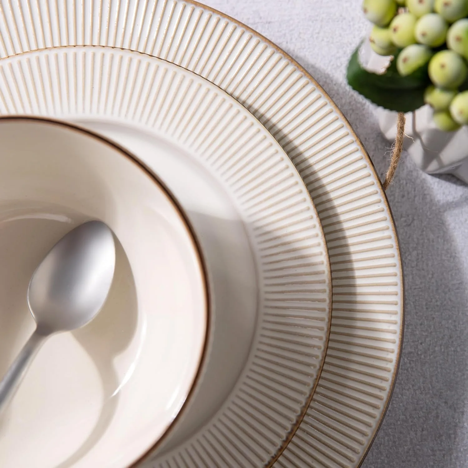 18-Piece Embossed Ceramic Dinnerware Set Dishwasher Microwave Safe Stackable Modern Gift for Wedding Housewarming