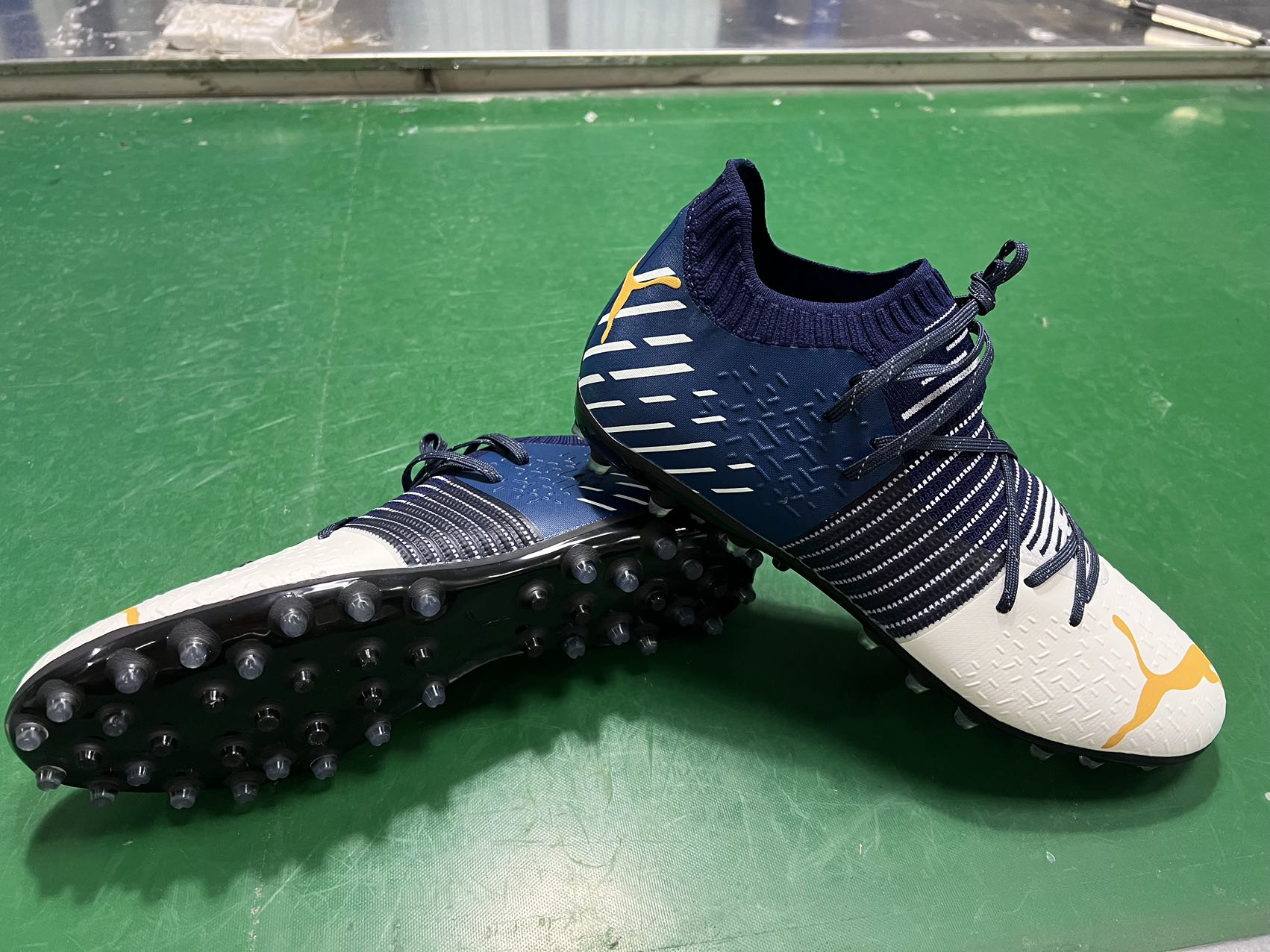 FUTURE Z 1.2 MG short-spiked high-end grass football shoes for men