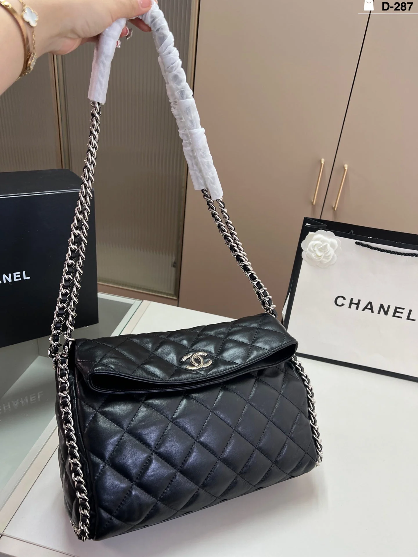 Foldable chain bag; Pierced chain bag