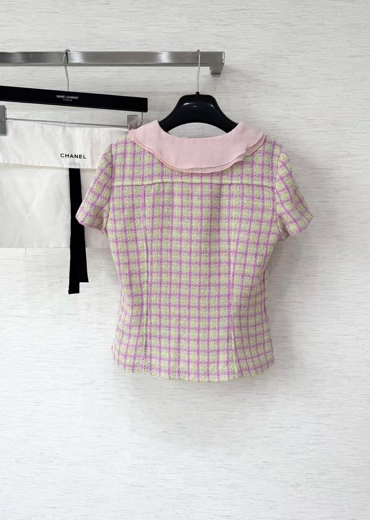 Short-sleeved tweed top with a baby doll collar