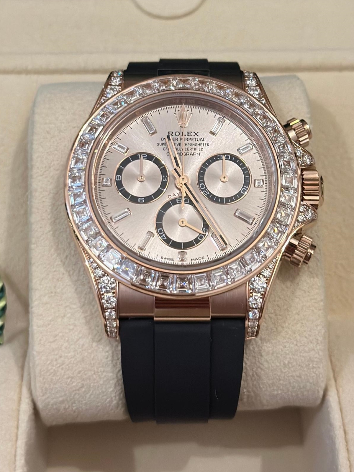 【Super Clone】Rolex Cosmograph Daytona 40mm Rose Gold Diamond Baguette Sundust Dial Diamond Bezel Oysterflex - 126535RBR