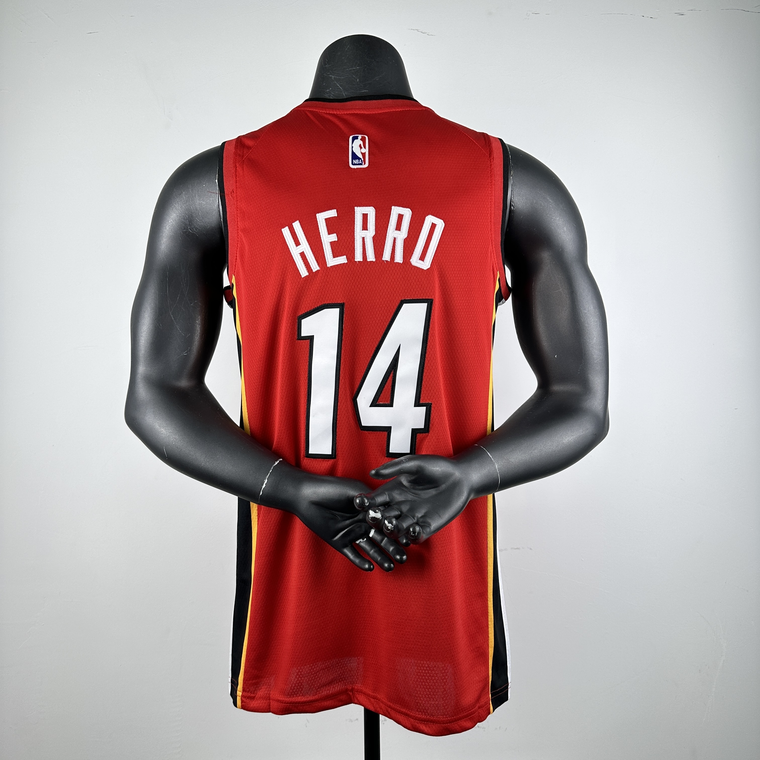 Embroidered Heat V-neck red No. 14 Herro